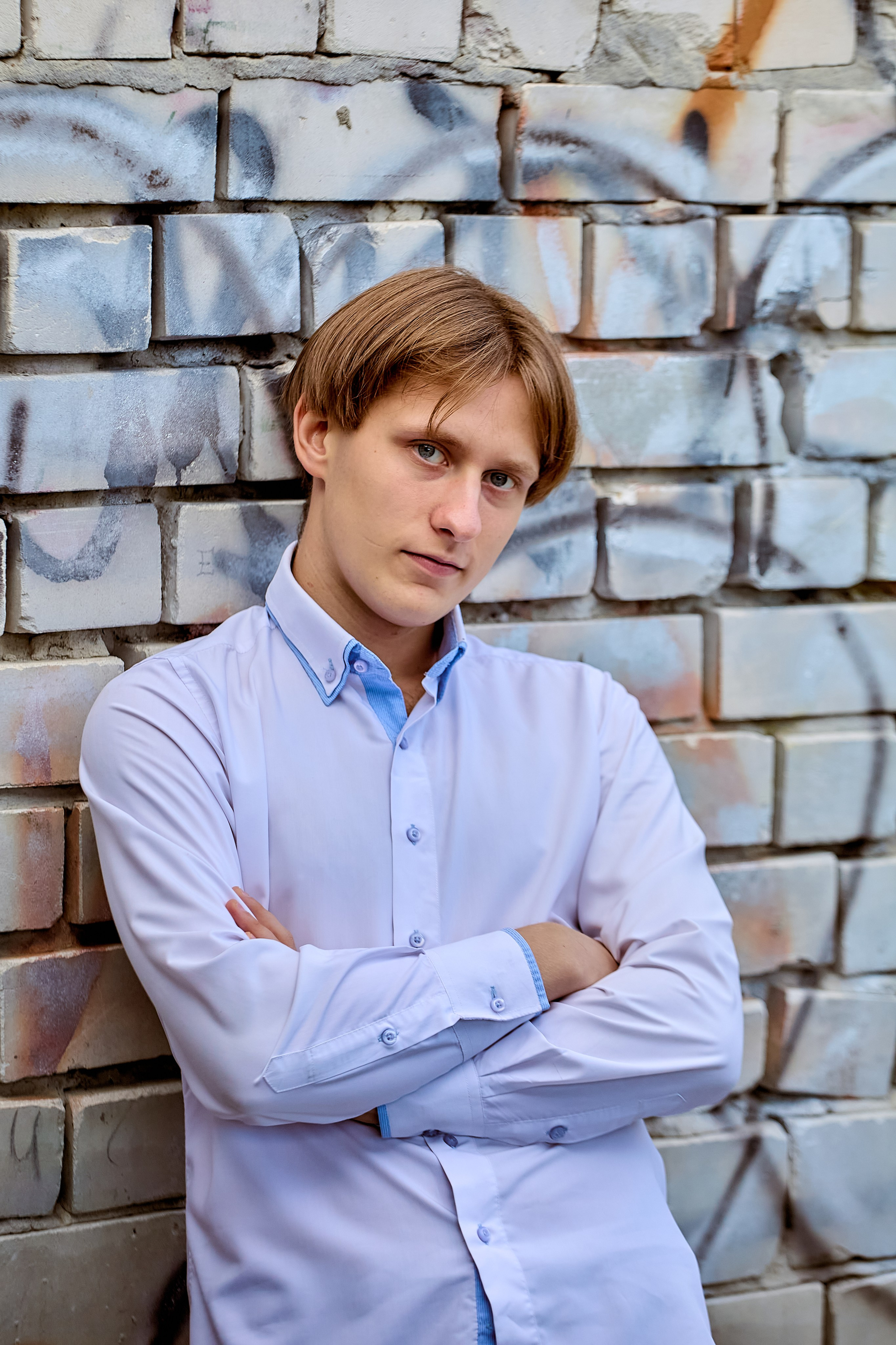 Мужской портрет в заброшенном здании