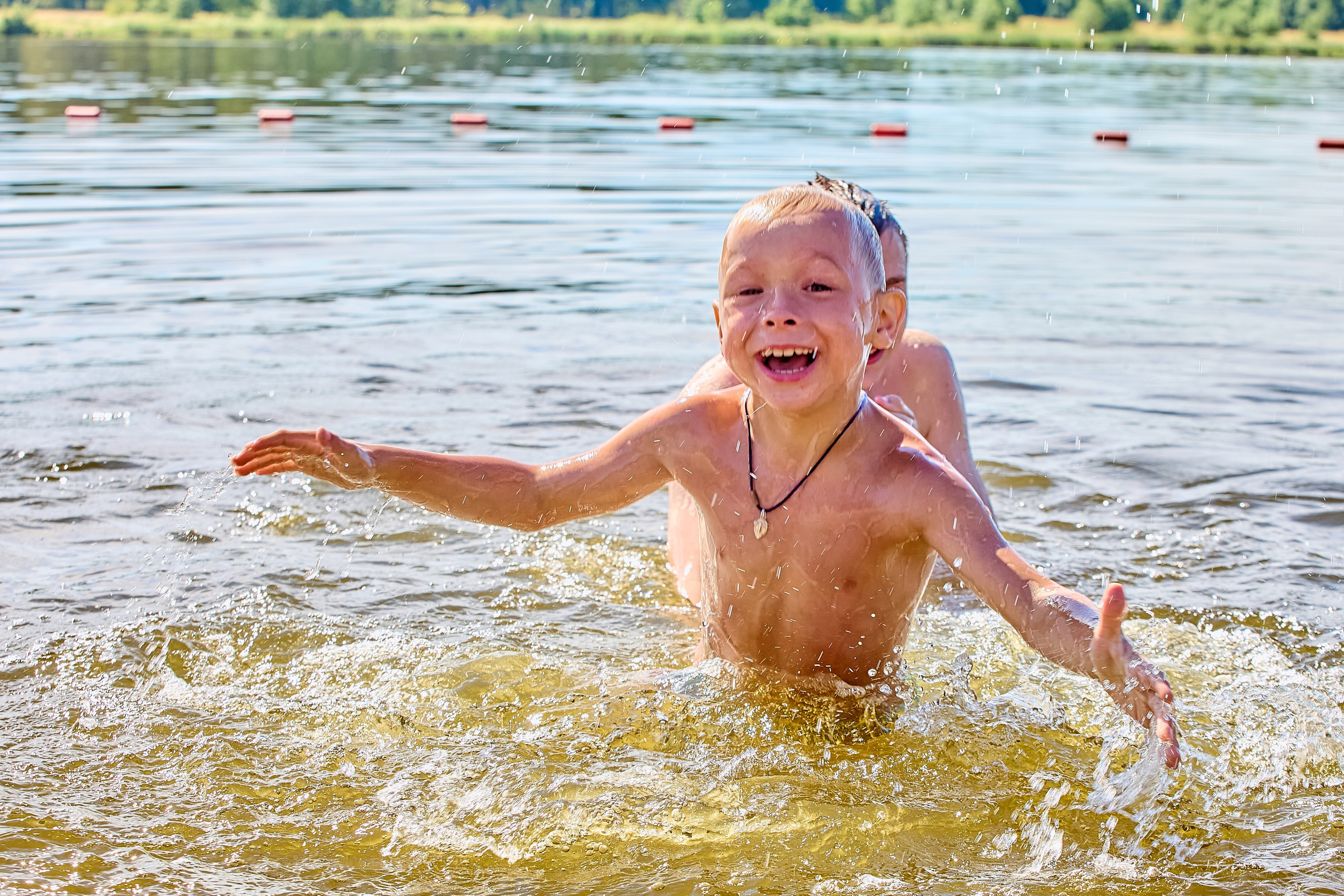 Семейная прогулка летом на озере