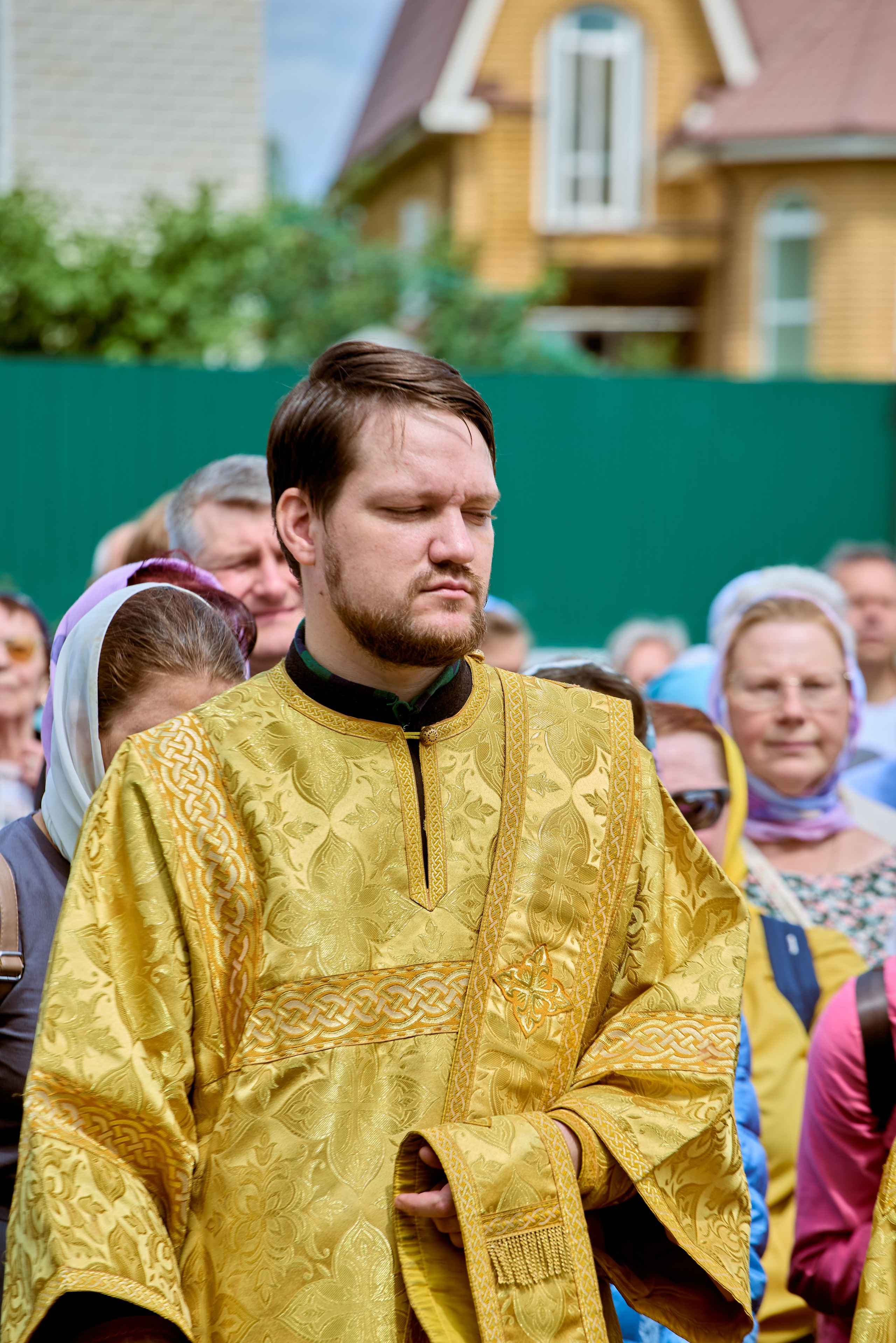 Портрет Дьякона со служит священнику на молебне крестный Ход в Дзержинске