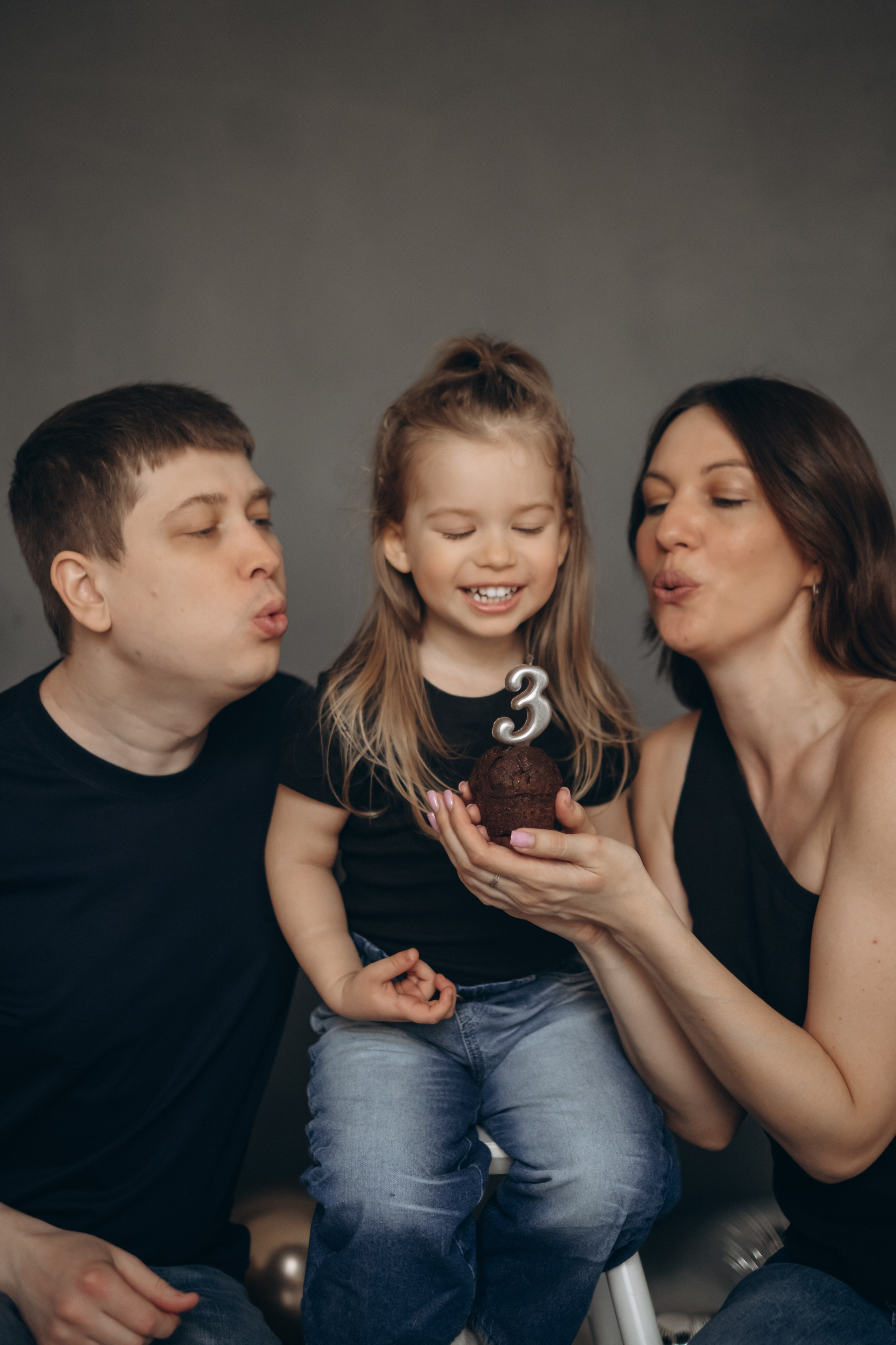 Фотосессия «День рождения» в минималистичной студии. Фотограф Новосибирск Анна Рождественская