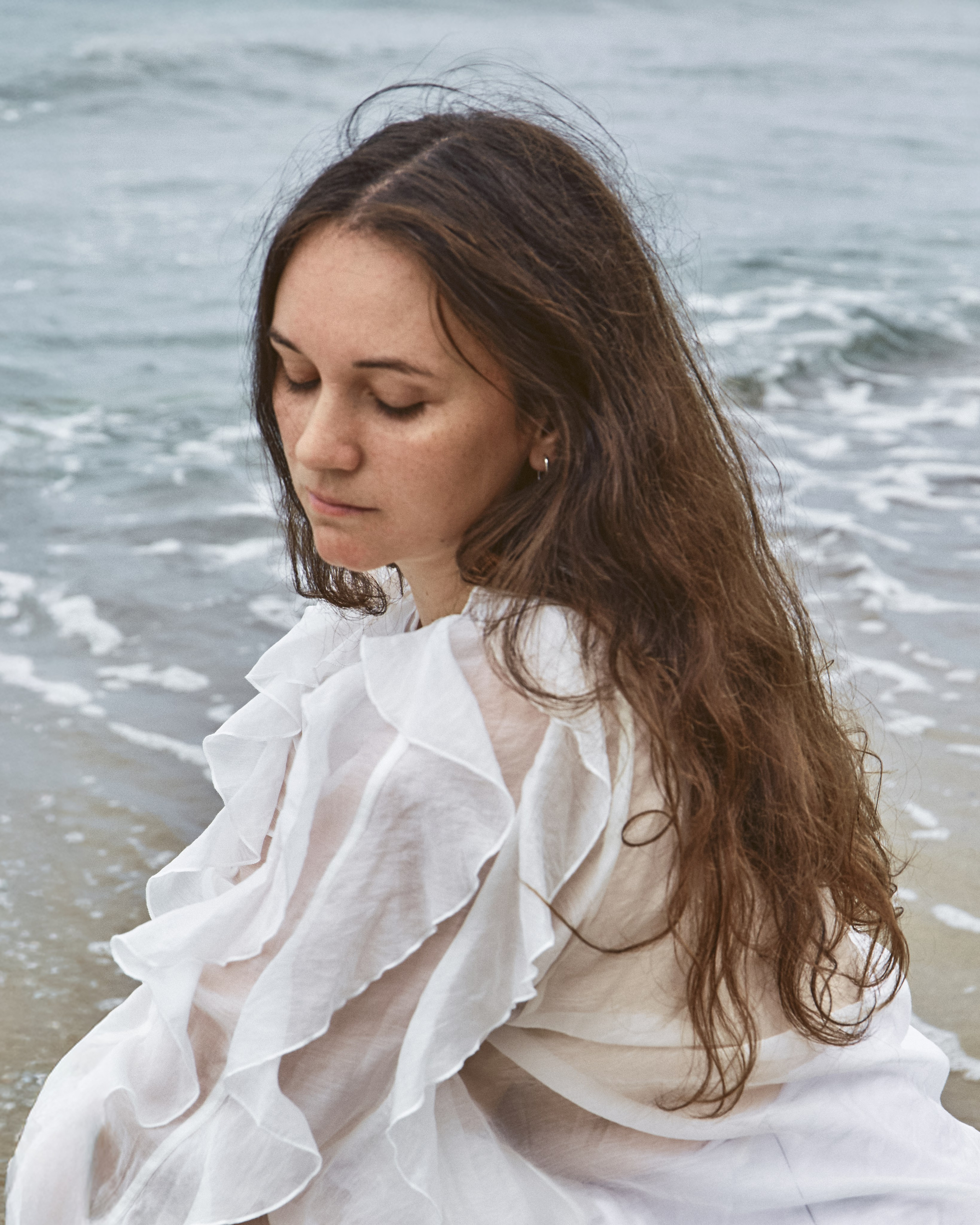 Женская индивидуальная фотосессия у берега балтийского моря для девушки фэшен фотографом Екатериной Врублевской отель Метрополь Зеленоградск Балтийк Куршская коса