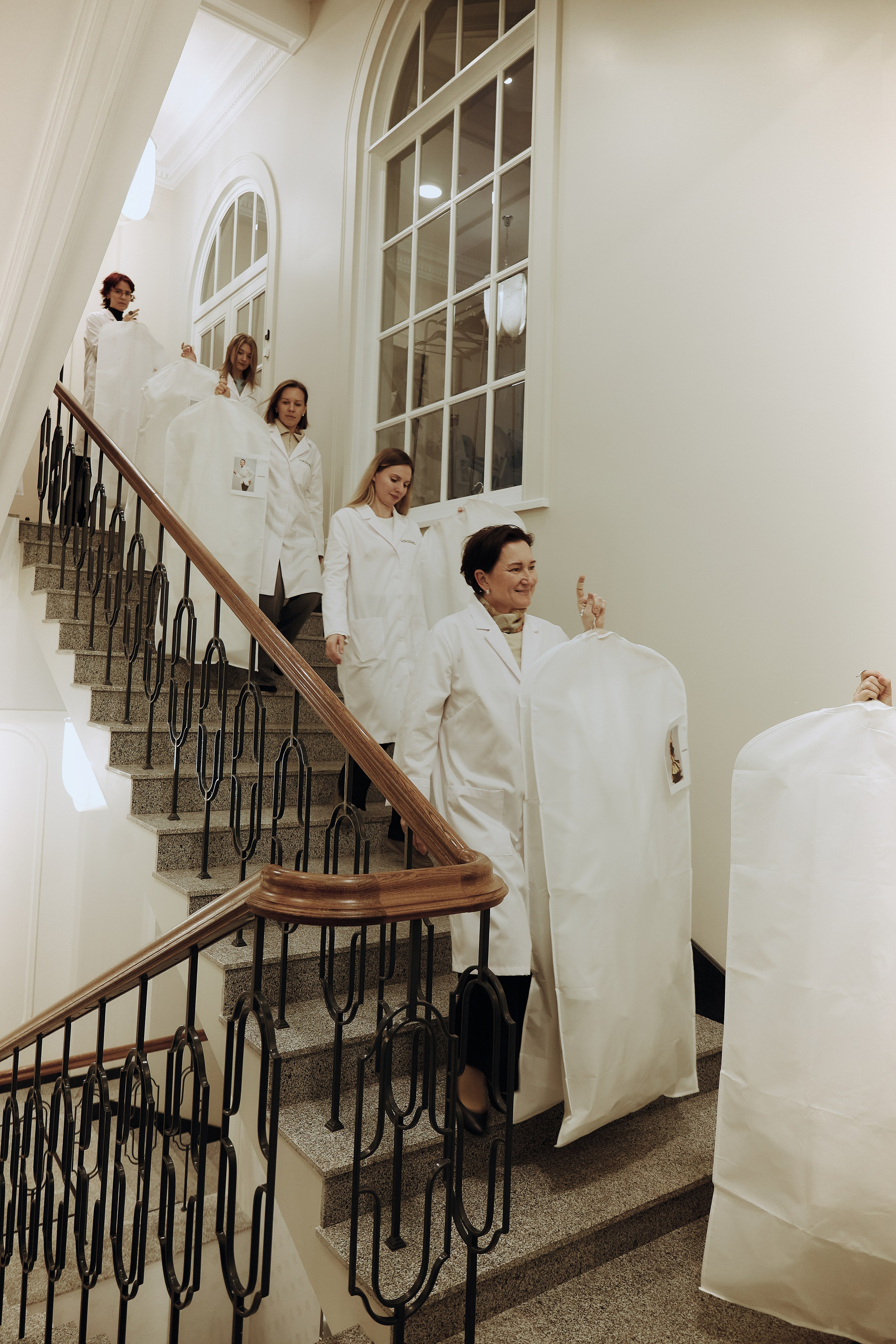 Групповой портрет сотрудников Vikisews — дружная команда, создающая современную fashion-брендовую продукцию