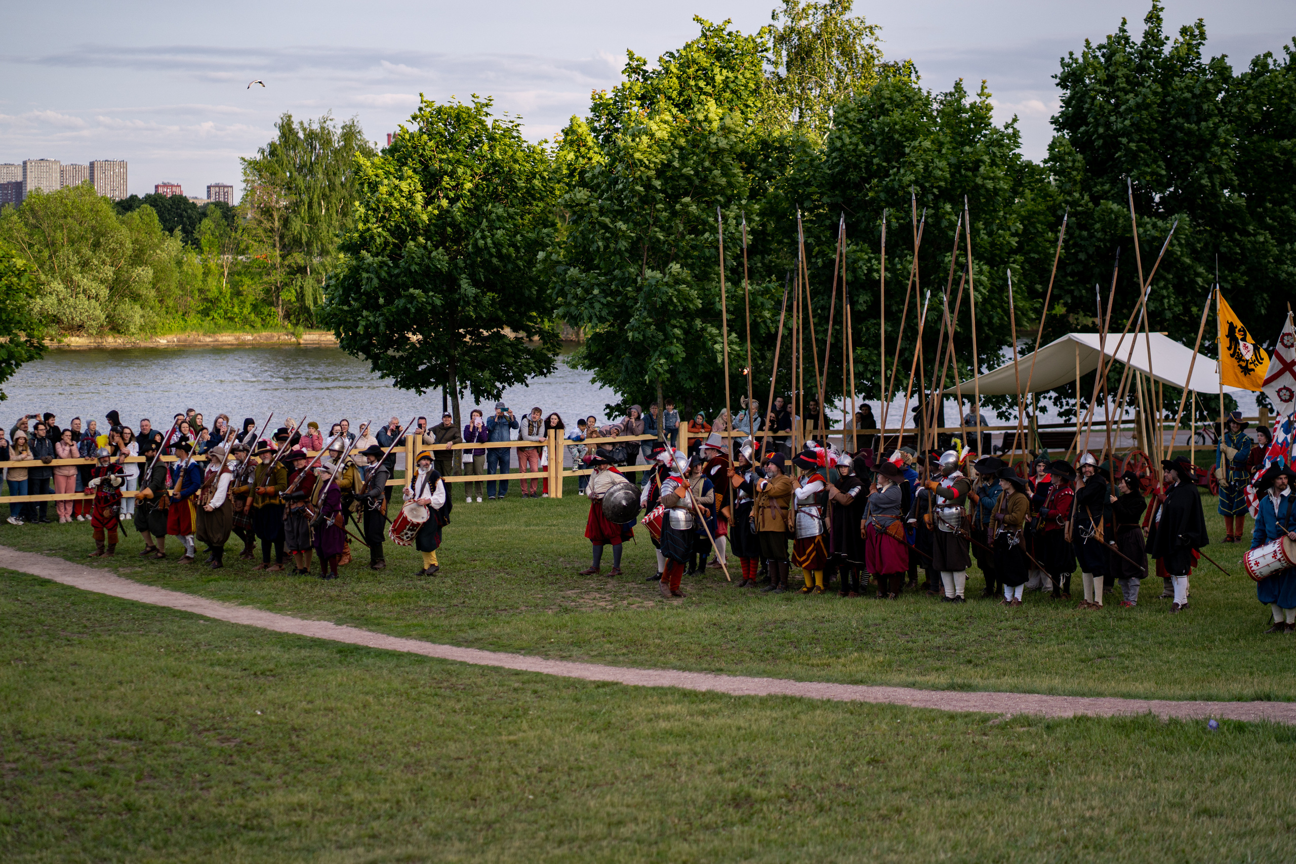 Фотографии фестиваль «Времена и эпохи» 10 июня 2023. Музей-заповедник «Коломенское», фотограф Ксения Насокина. Древняя Русь, Российская Империя, история, исторический фестиваль, реконструкторы, историческая реконструкция, 1654-1667 гг. Русско-польская война, XVII век, Запорожская Сечь, Речь Посполитая, быт царской России, стрелецкий полк, крылатые гусары, пикинёры, реконструкция сражения.