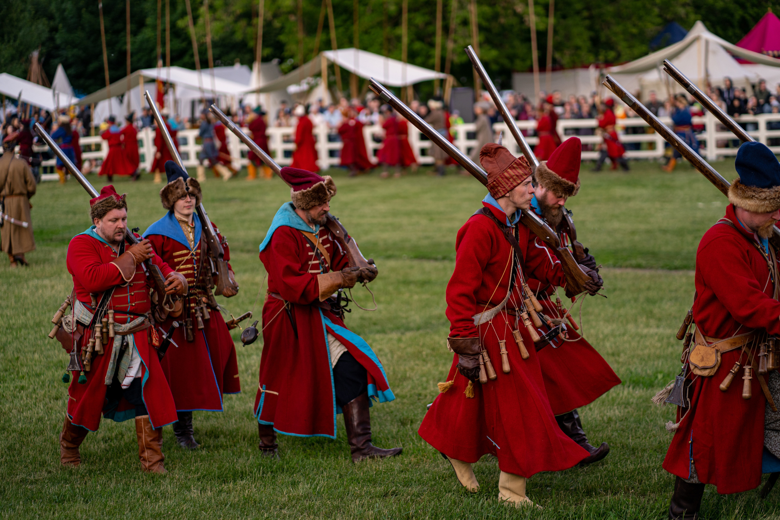Фотографии фестиваль «Времена и эпохи» 10 июня 2023. Музей-заповедник «Коломенское», фотограф Ксения Насокина. Древняя Русь, Российская Империя, история, исторический фестиваль, реконструкторы, историческая реконструкция, 1654-1667 гг. Русско-польская война, XVII век, Запорожская Сечь, Речь Посполитая, быт царской России, стрелецкий полк, крылатые гусары, пикинёры, реконструкция сражения.