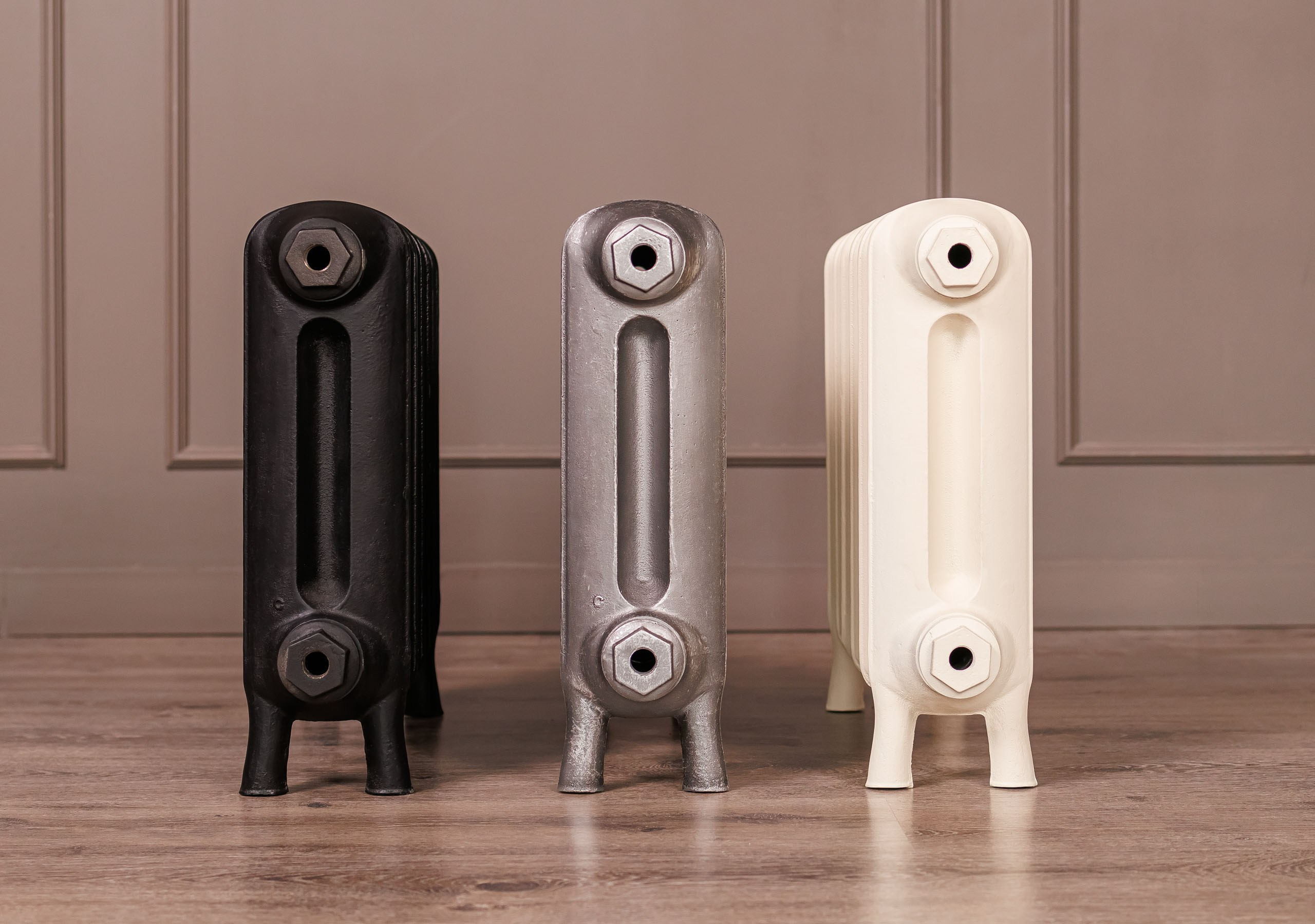 Предметные фотографии дизайнерских радиаторов отопления в стиле ретро