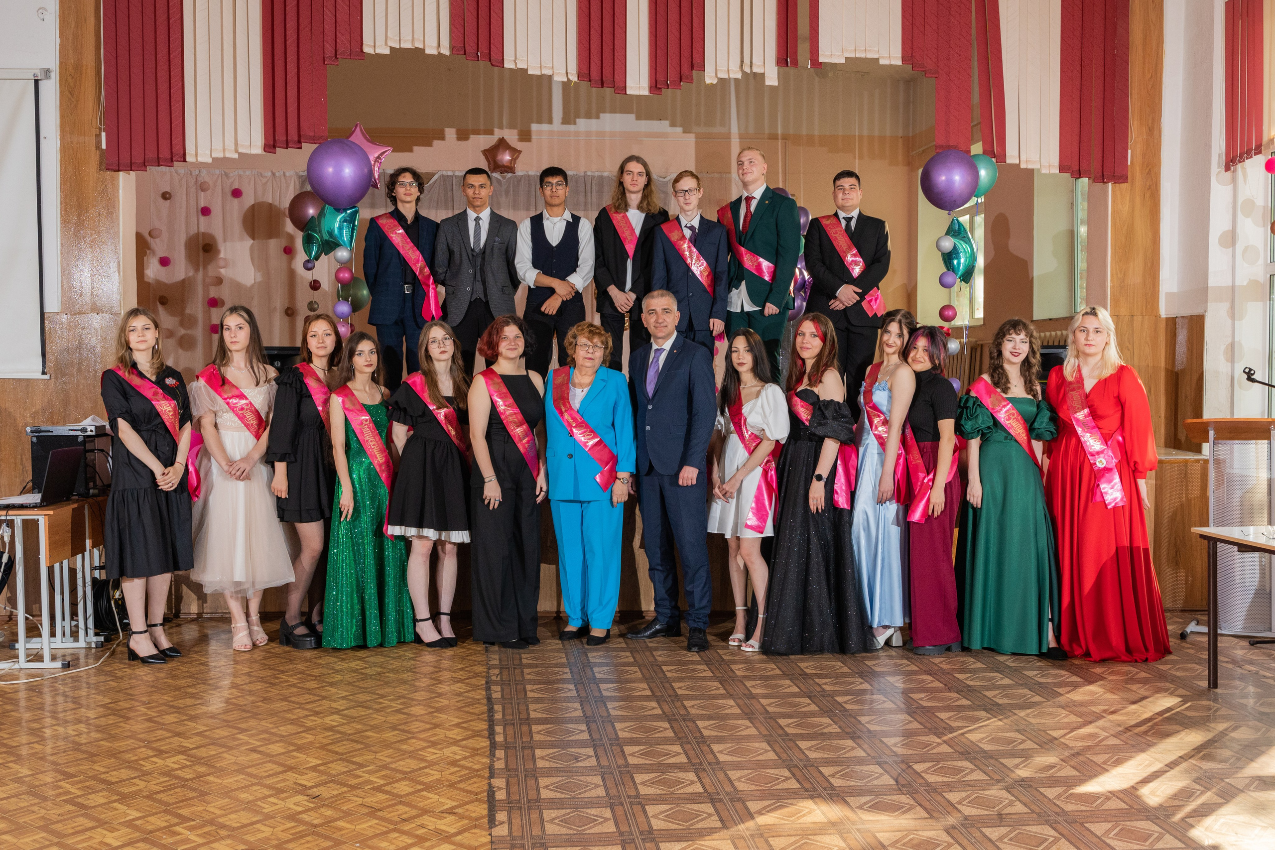 Вручение атестатов в школе № 66. Выпускные альбомы во Владивостоке