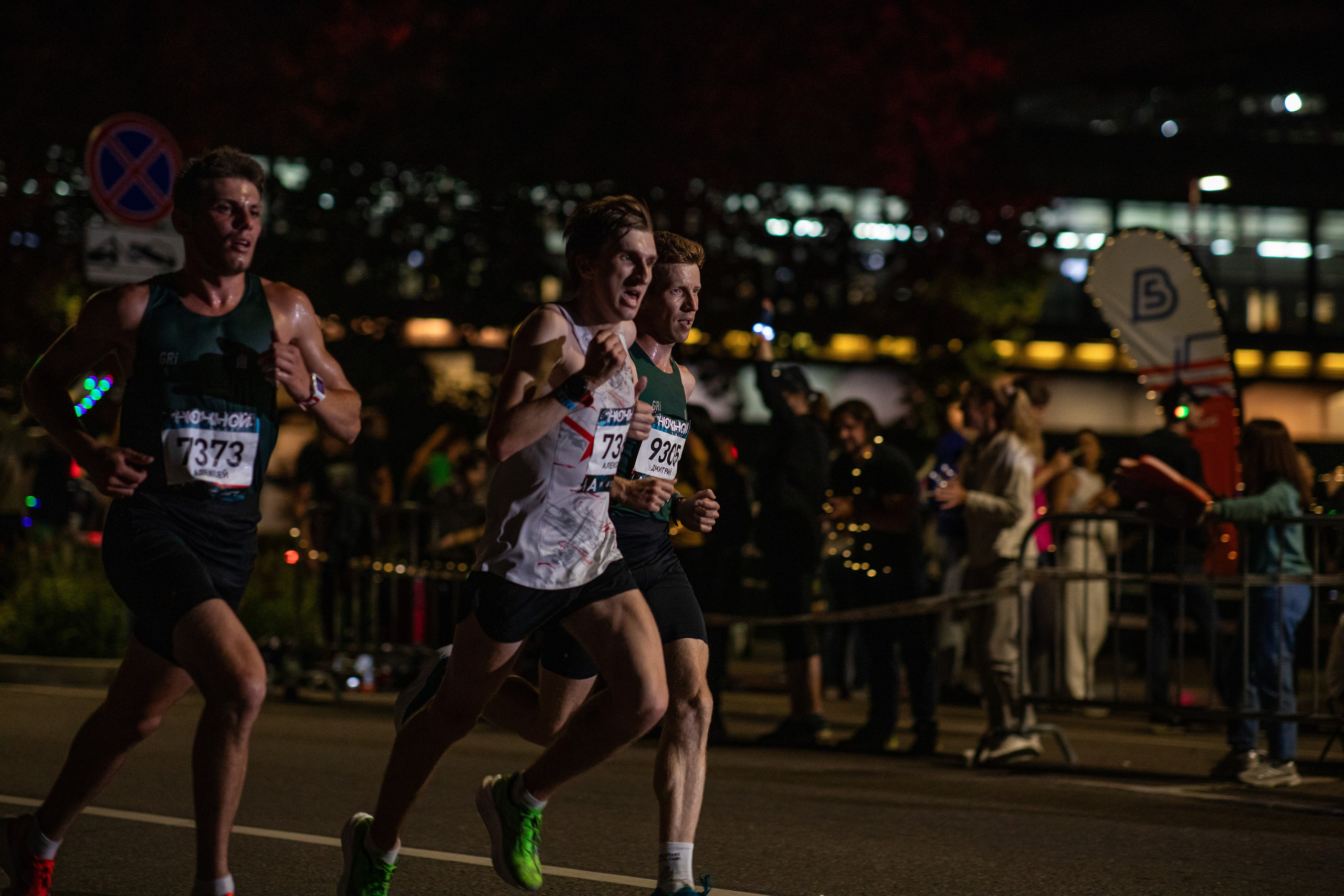 Ночной забег в ленте фотографий бегунов 03.08.24. Фотограф Сергей Ловкий