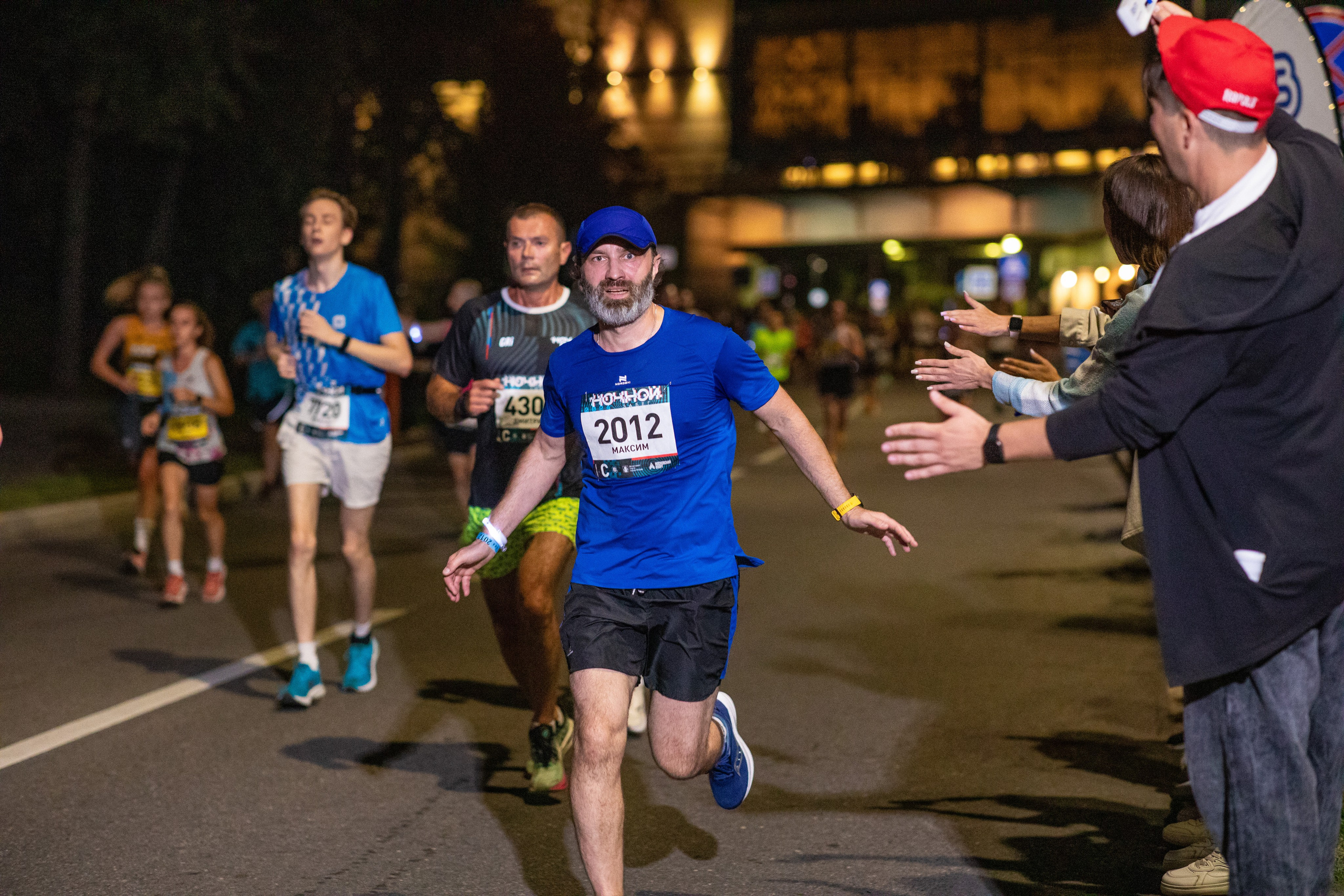 Ночной забег в ленте фотографий бегунов 03.08.24. Фотограф Сергей Ловкий