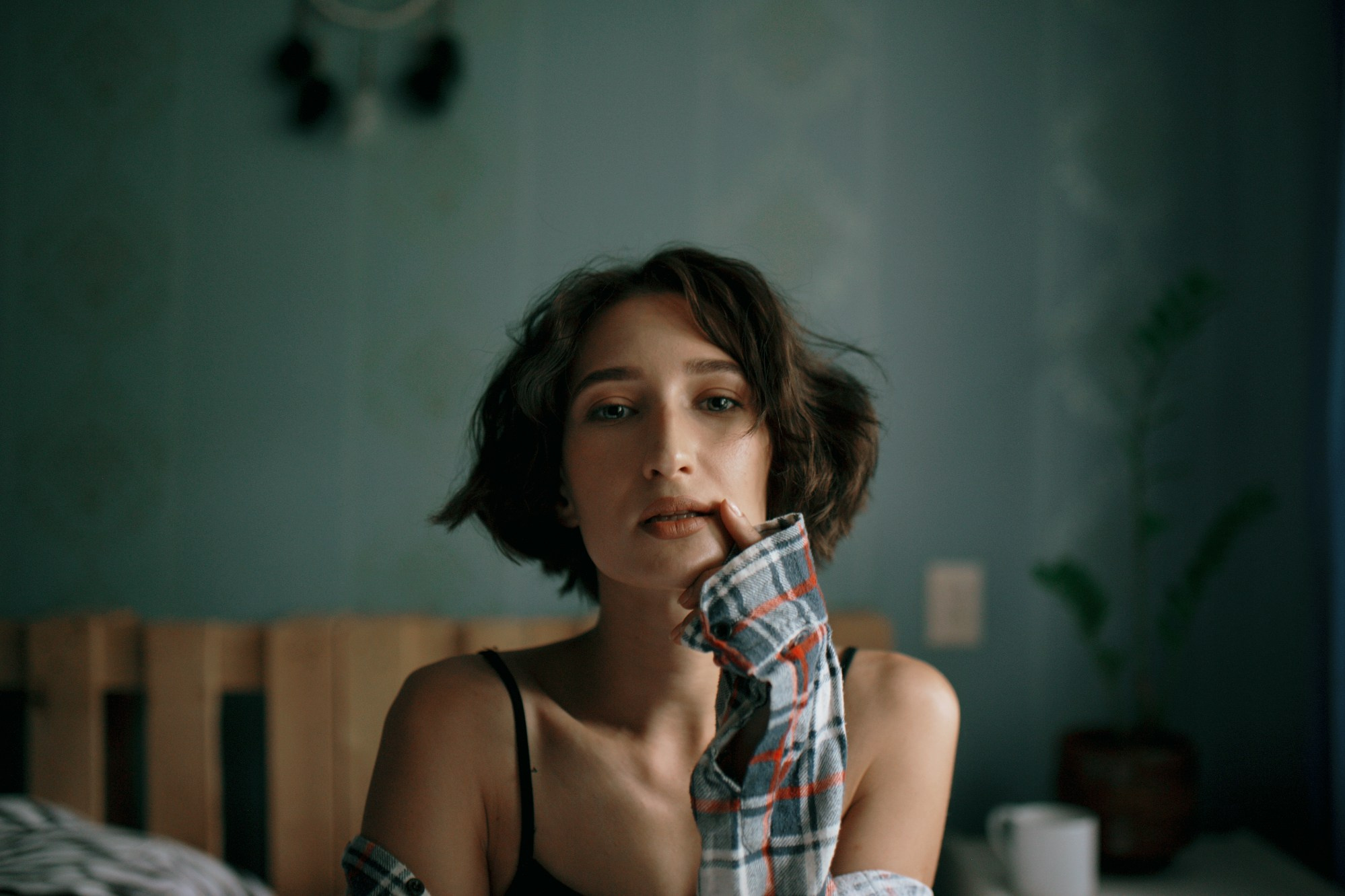 Индивидуальная съемка в студии Гомеля: портрет девушки с глубоким взглядом на нейтральном фоне