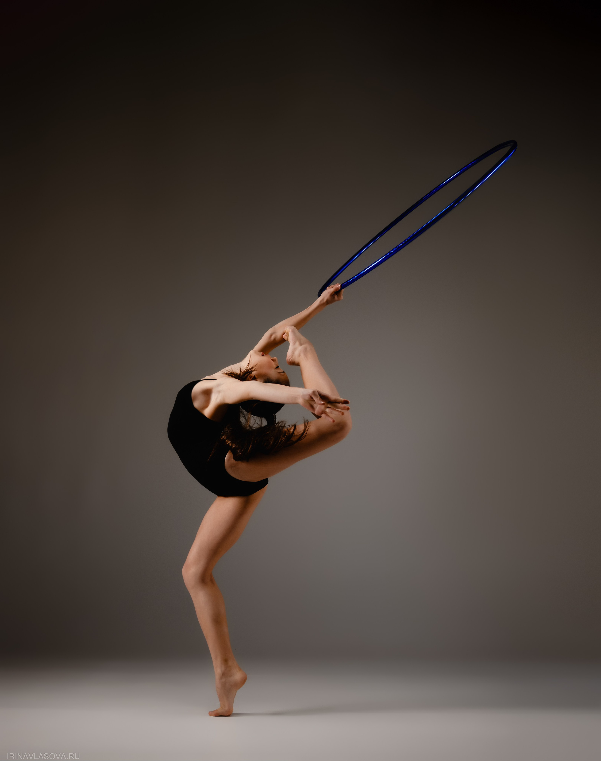 красивое фото гимнастки с обручем