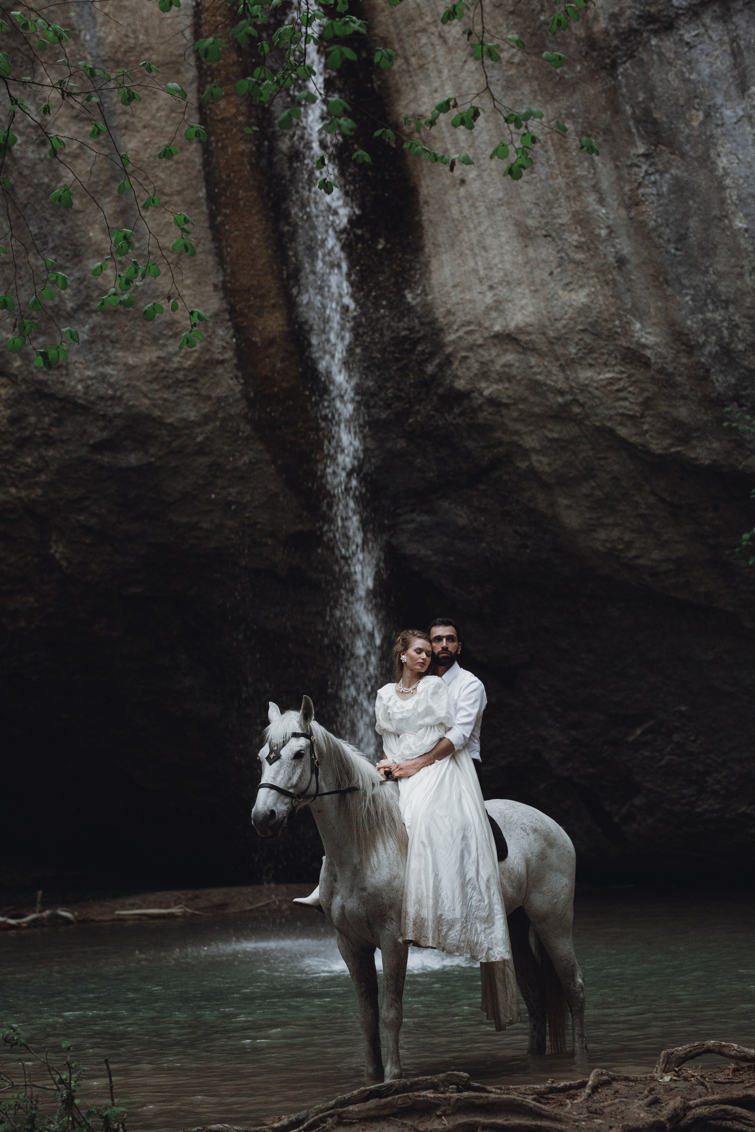 Свадебная фотосессия у водопада. Фотограф Анастасия Залевская