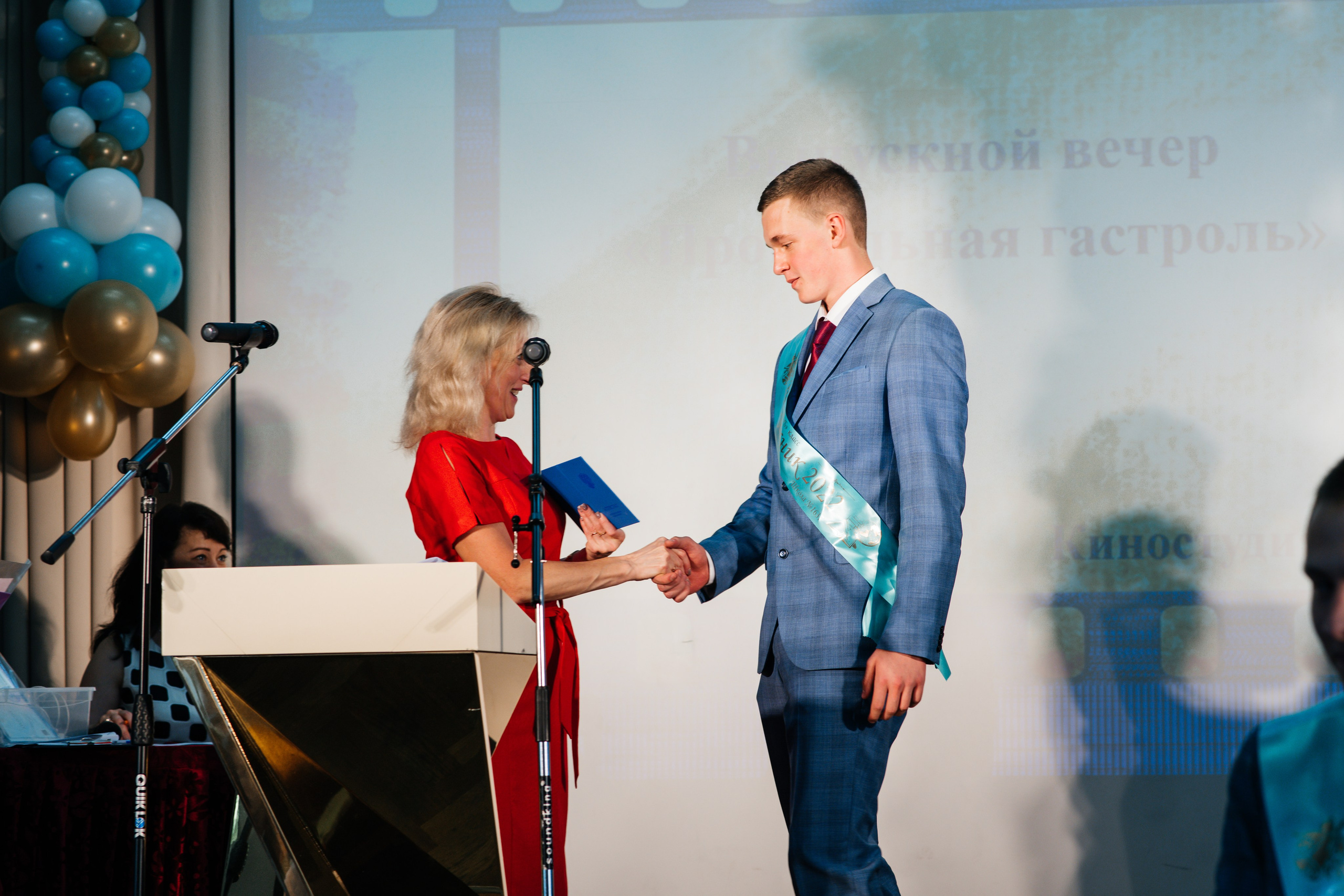 Вручение аттестатов. Выпускные альбомы в Подольске Москве и МО