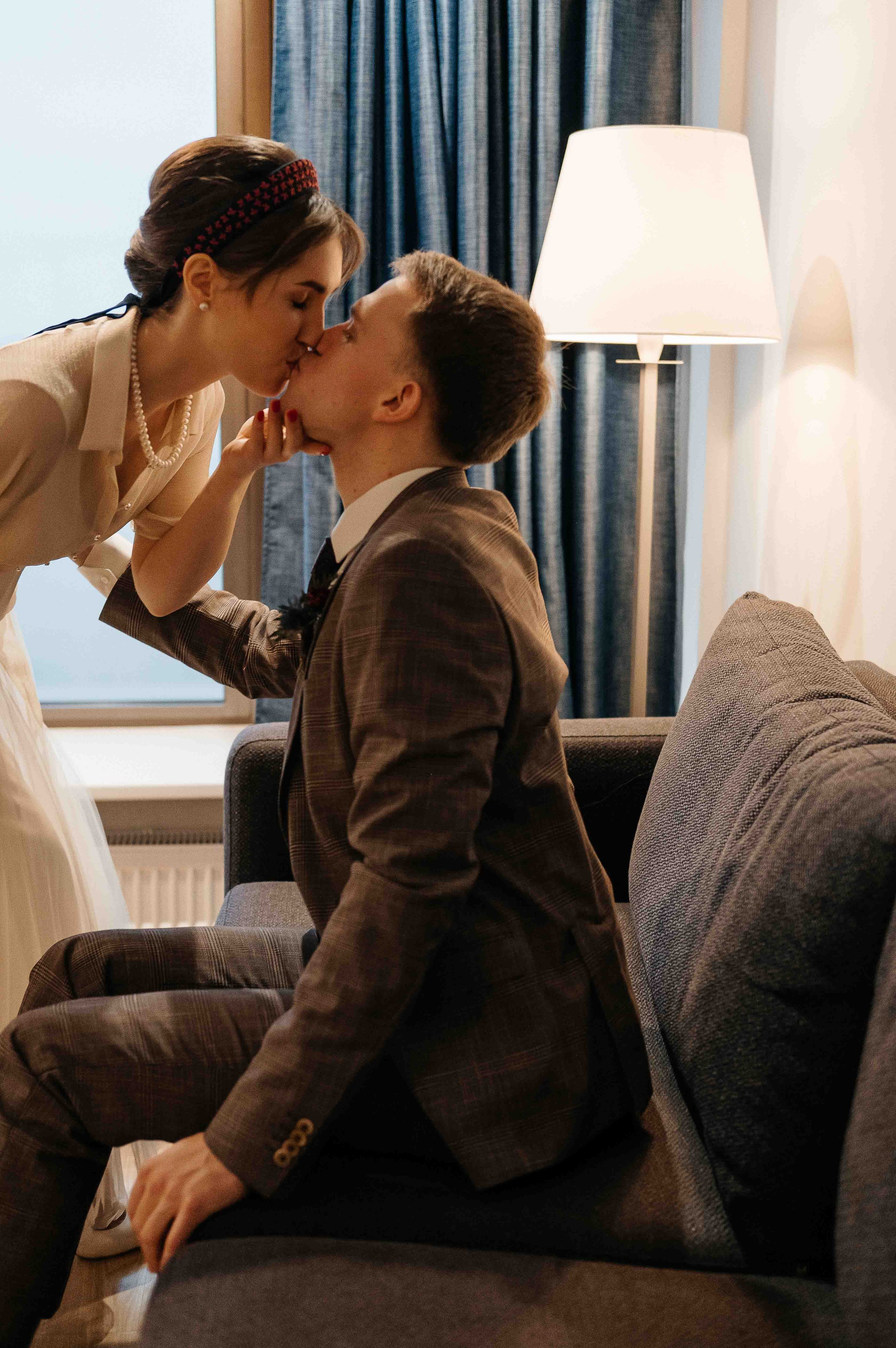 Утро невесты в гостинице. Свадебный и семейный фотограф в Котласе Никита Попов