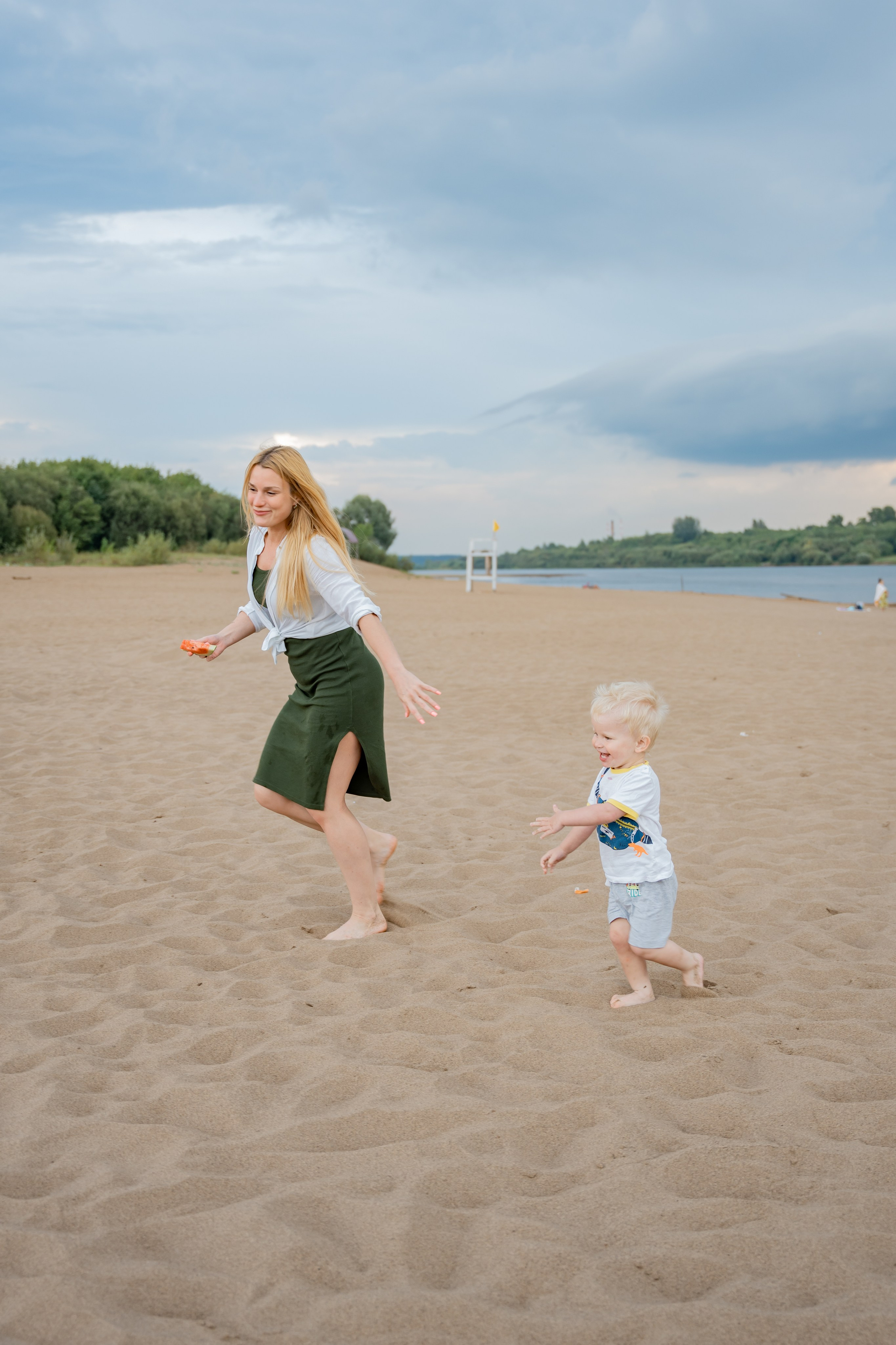Прогулка с лапой. Пляж. Гроза