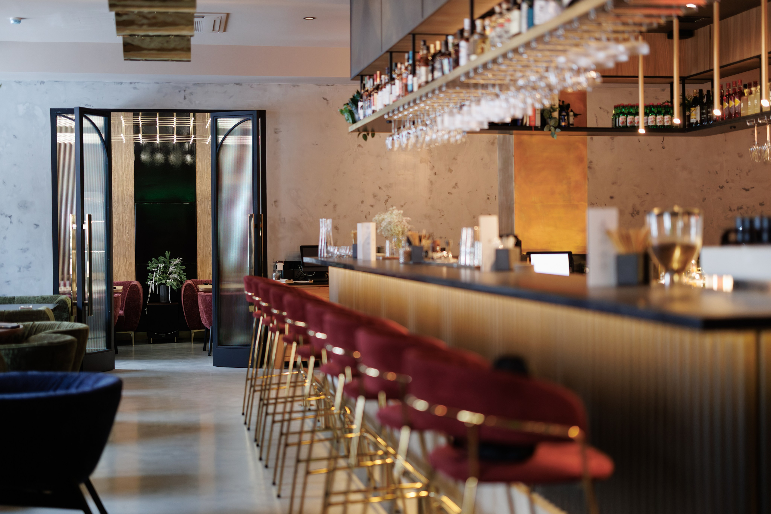 Фотограф для интерьерной съемки ресторана. Контент для бизнеса в Екатеринбурге Полдень Медиа