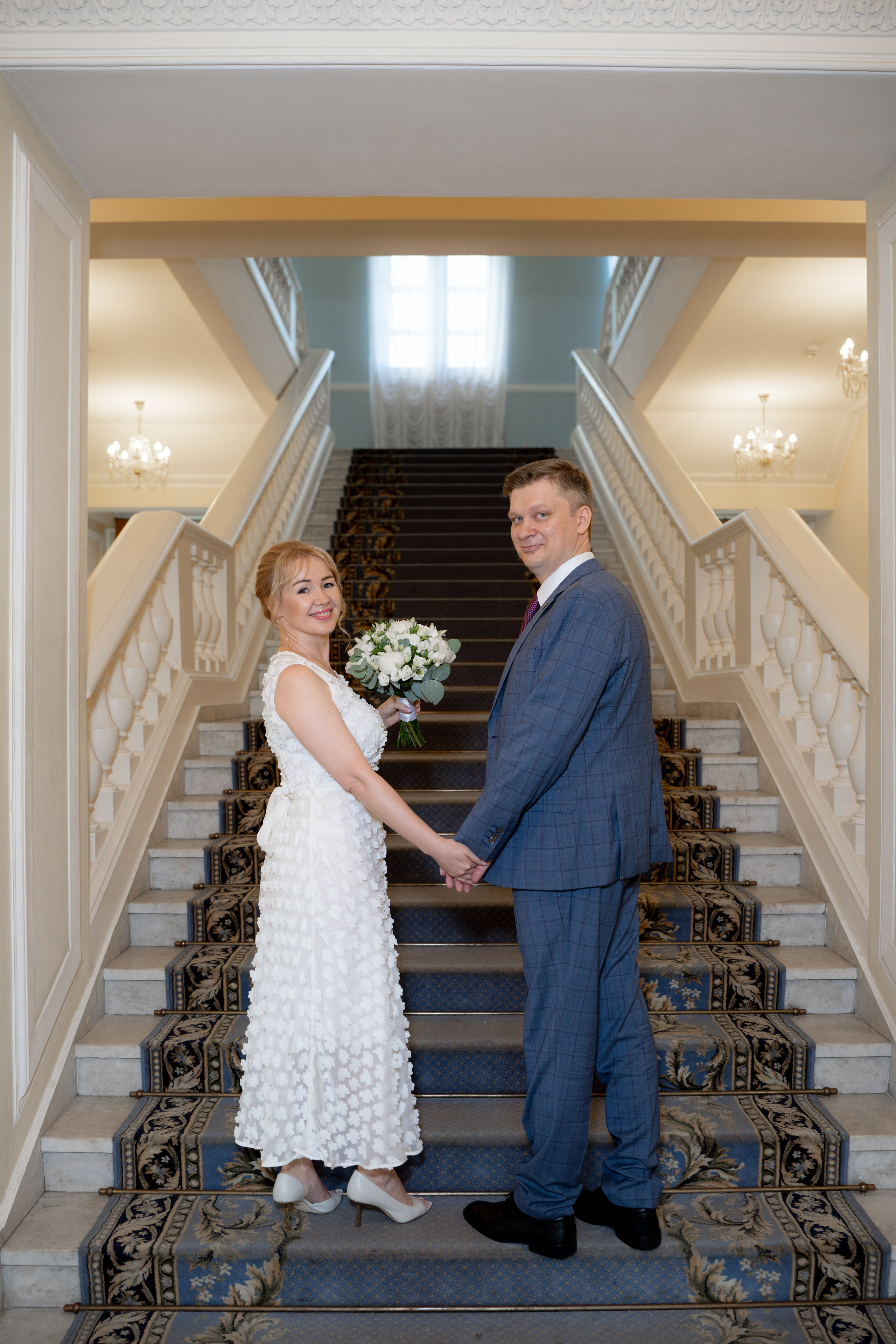 Свадебные фотосессии во дворцах и ЗАГСах Санкт- Петербурга. Свадебный фотограф Александр Невский в Санкт-Петербурге