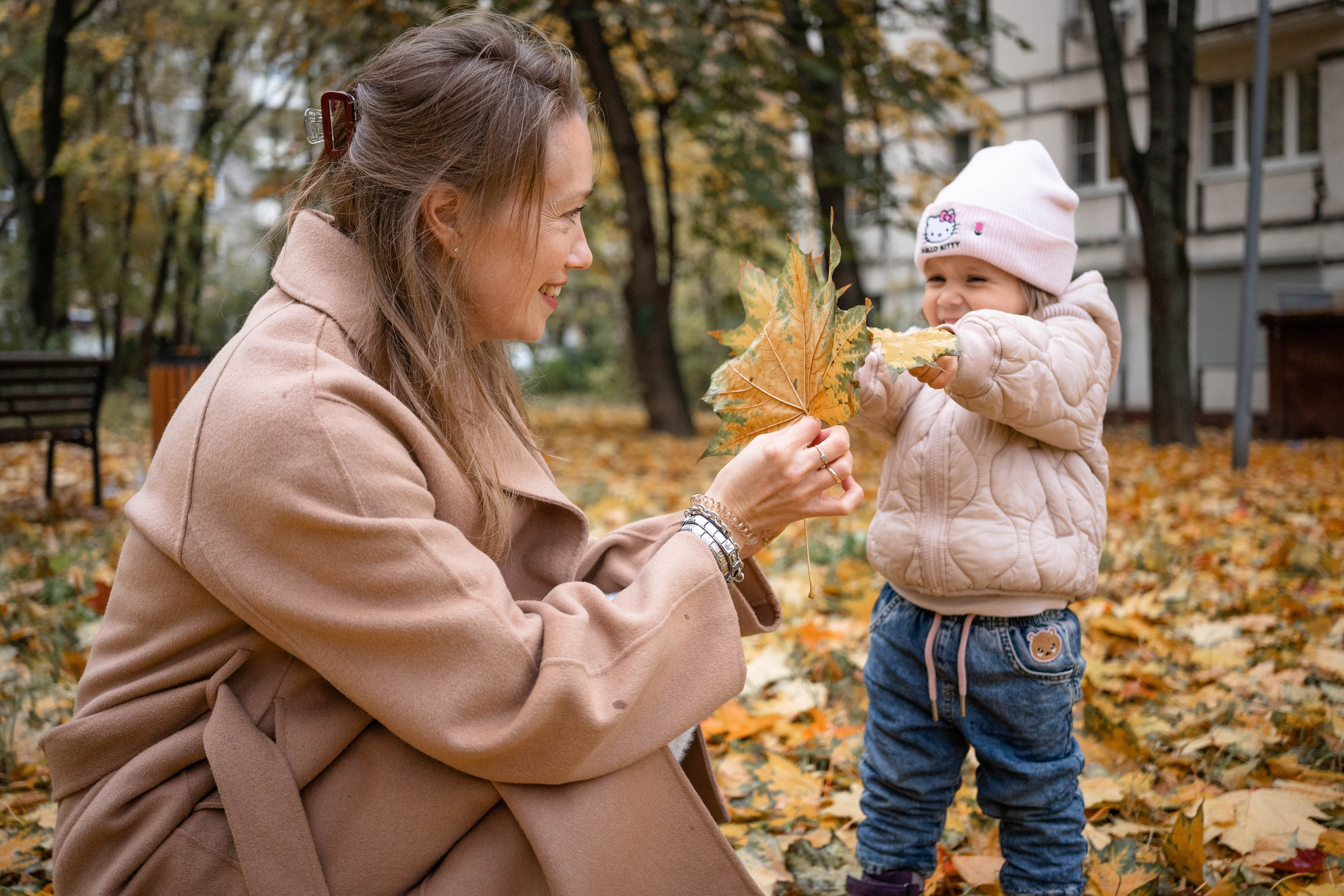 Осенняя фотосессия в Москве (во дворе дома)). Фотограф на роды Москва. Фотограф новорожденных Москва