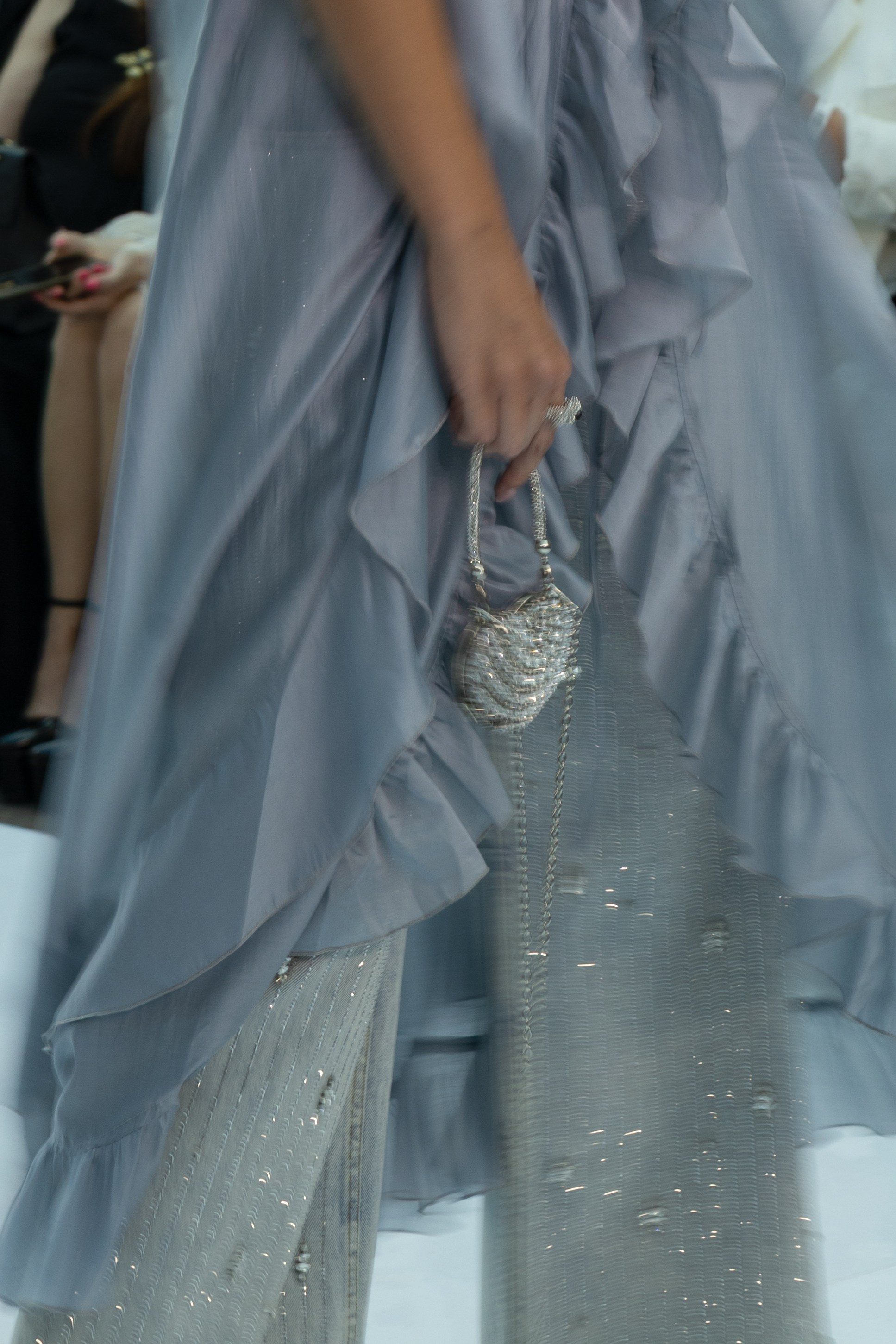 <img src="image.jpg" alt="репортаж с модного показа в Санкт-Петербурге">