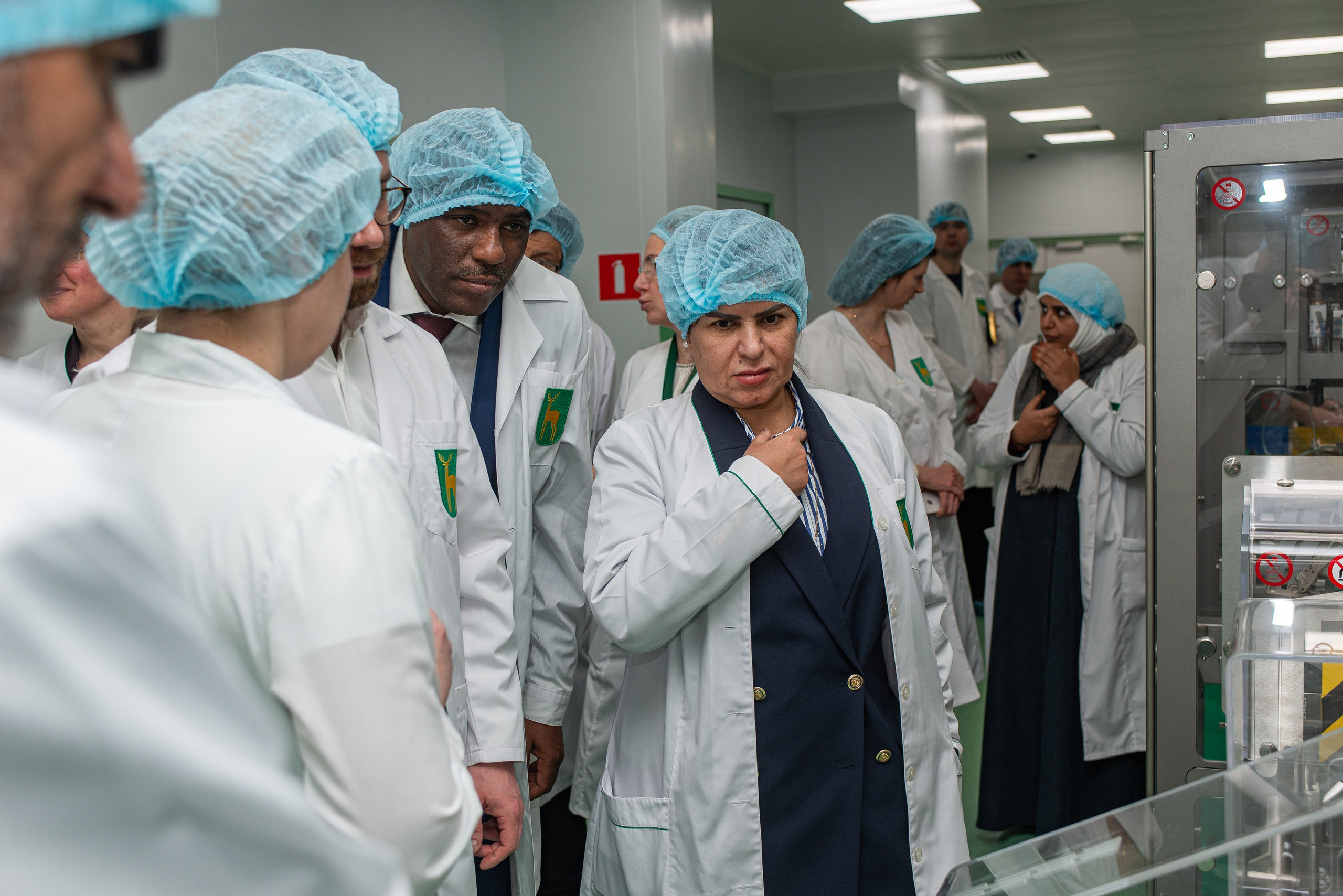 Репортажная съёмка делегации из Катара на производстве Эндофарм. Репортажный и персональный фотограф в Москве