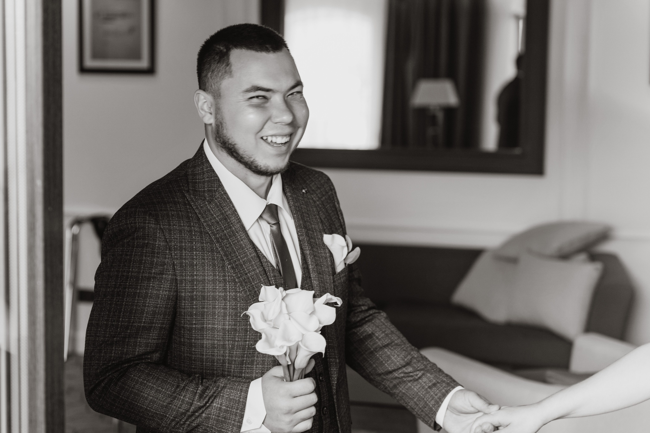 фотограф на свадьбу, свадебная фотосессия в интерьере, образ жениха и невесты