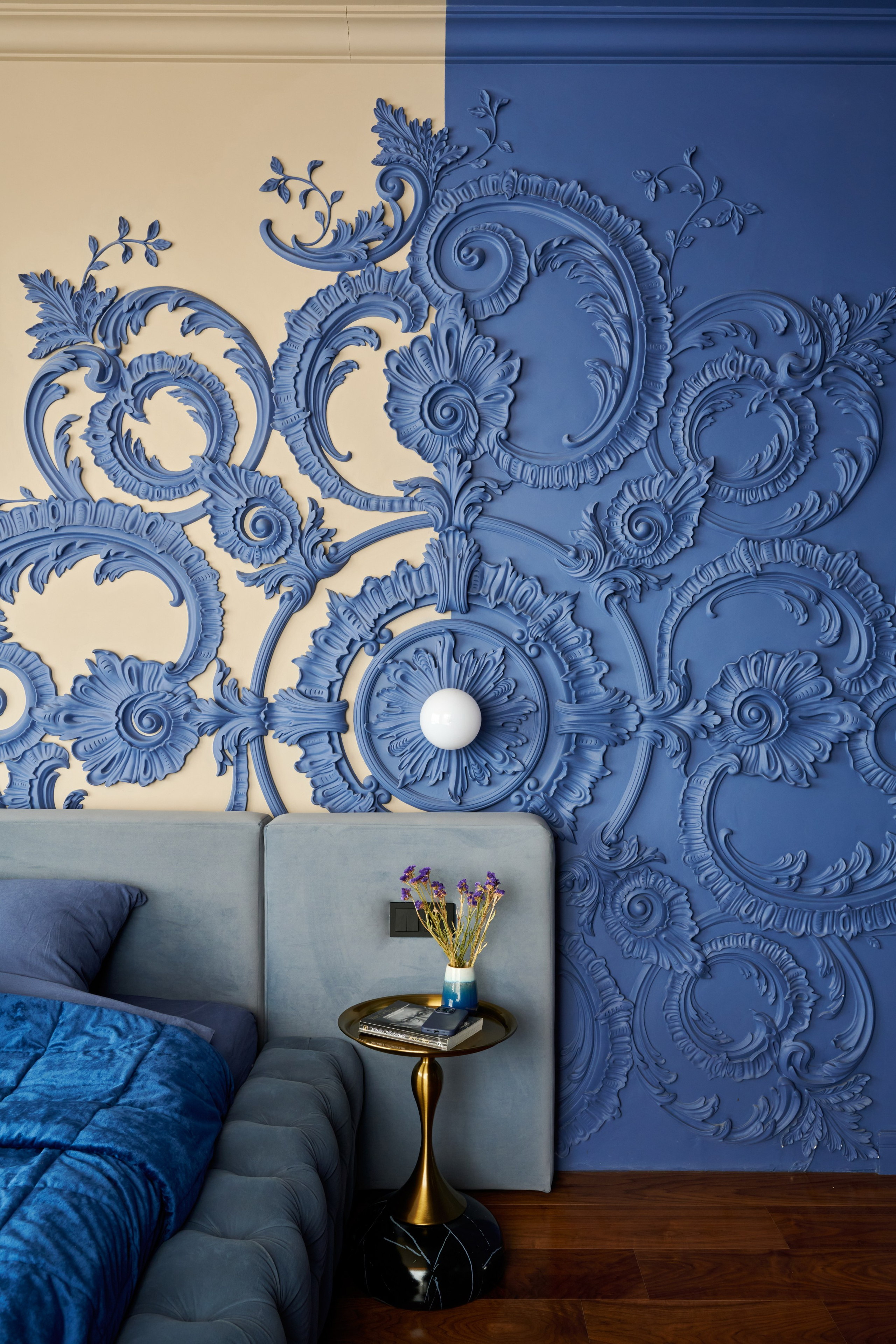 Декор спальни: синяя фактура стены, лампа и тумба