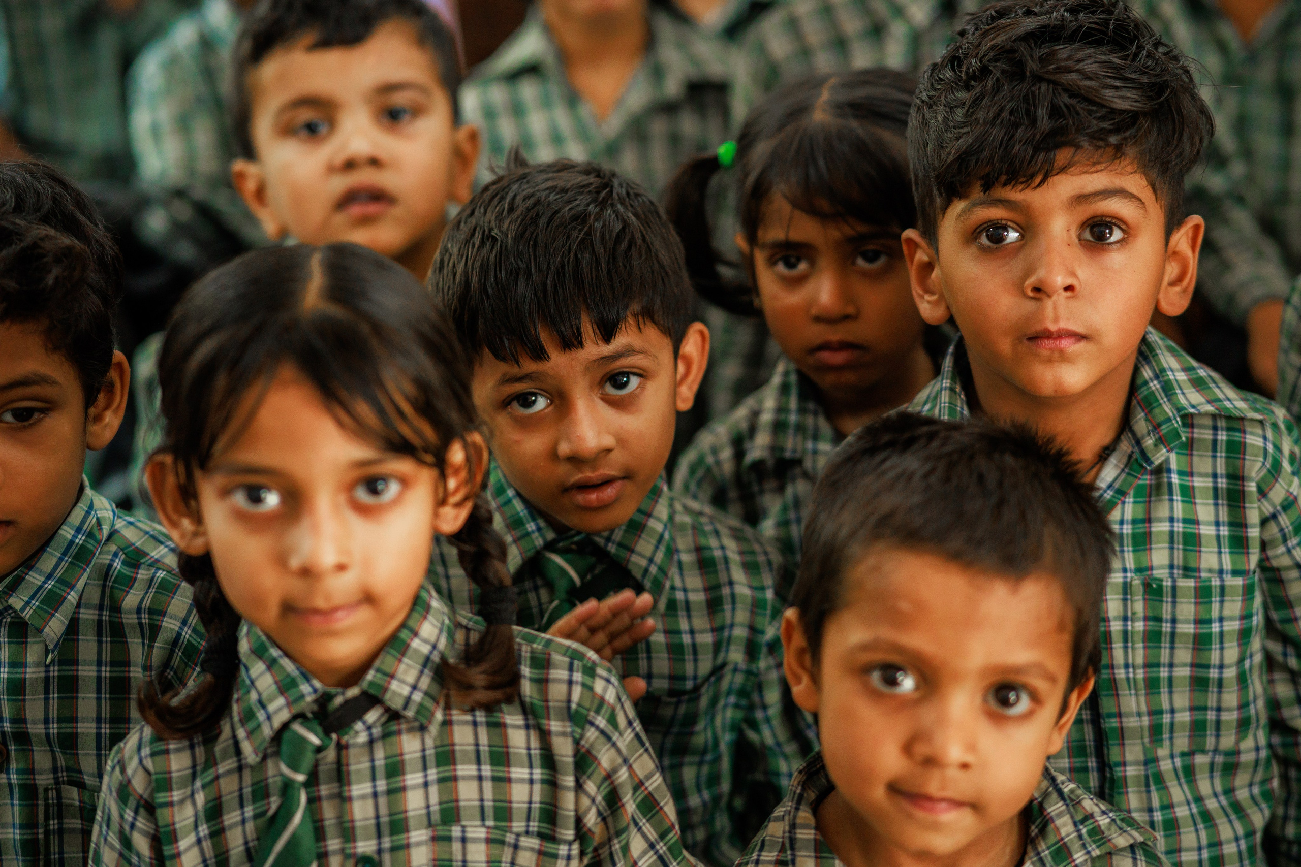 Портрет группы маленьких детей, смотрящих в камеру
