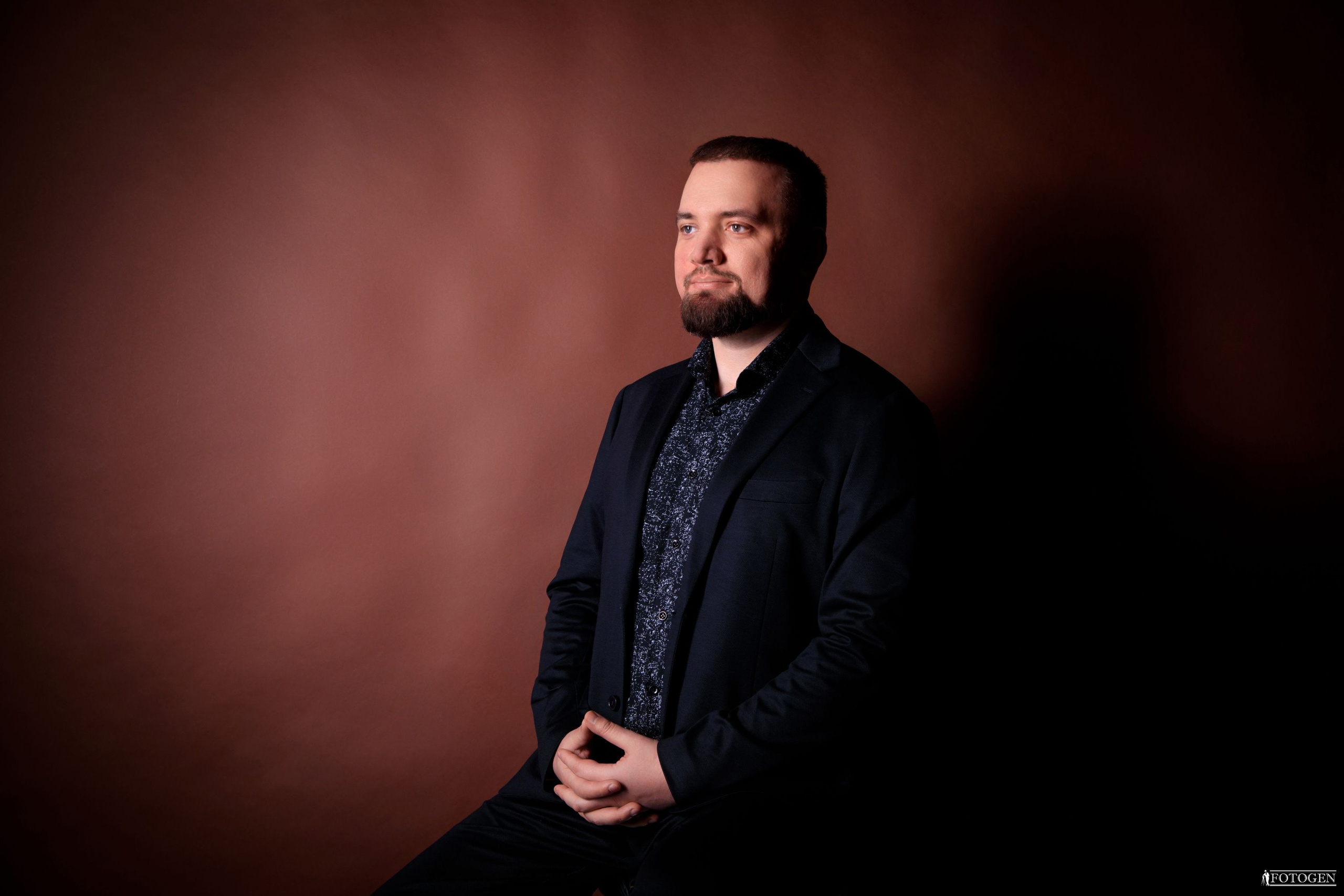 Профессиональная мужская фотосессия в Fotogen: Ваша история в кадре. Интерьерная фотостудия FOTOGEN г. Краснодар