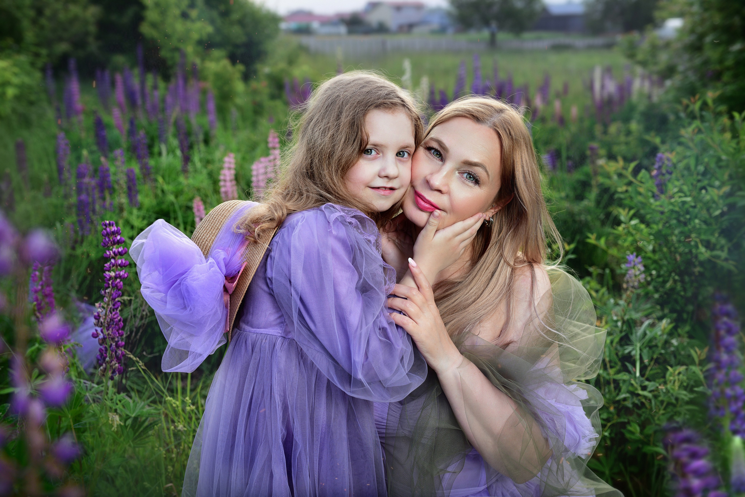 Марина с Алисой в люпинах. 2025. Художественная фотография. Первова Наталья