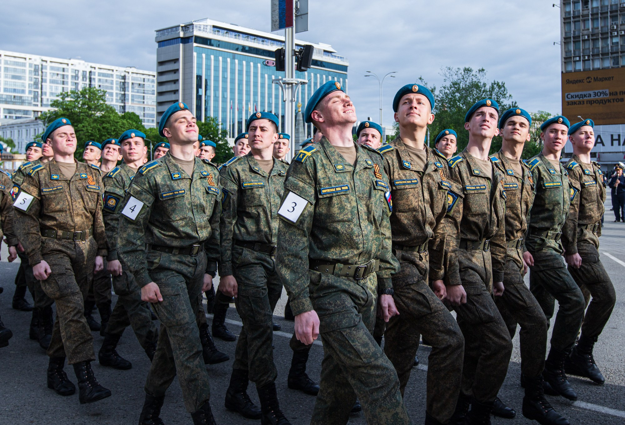 Репетиция к параду Победы в Краснодаре (2022 год). Репортажный, промышленный и маркетплейс-фотограф Дмитрий Чернат