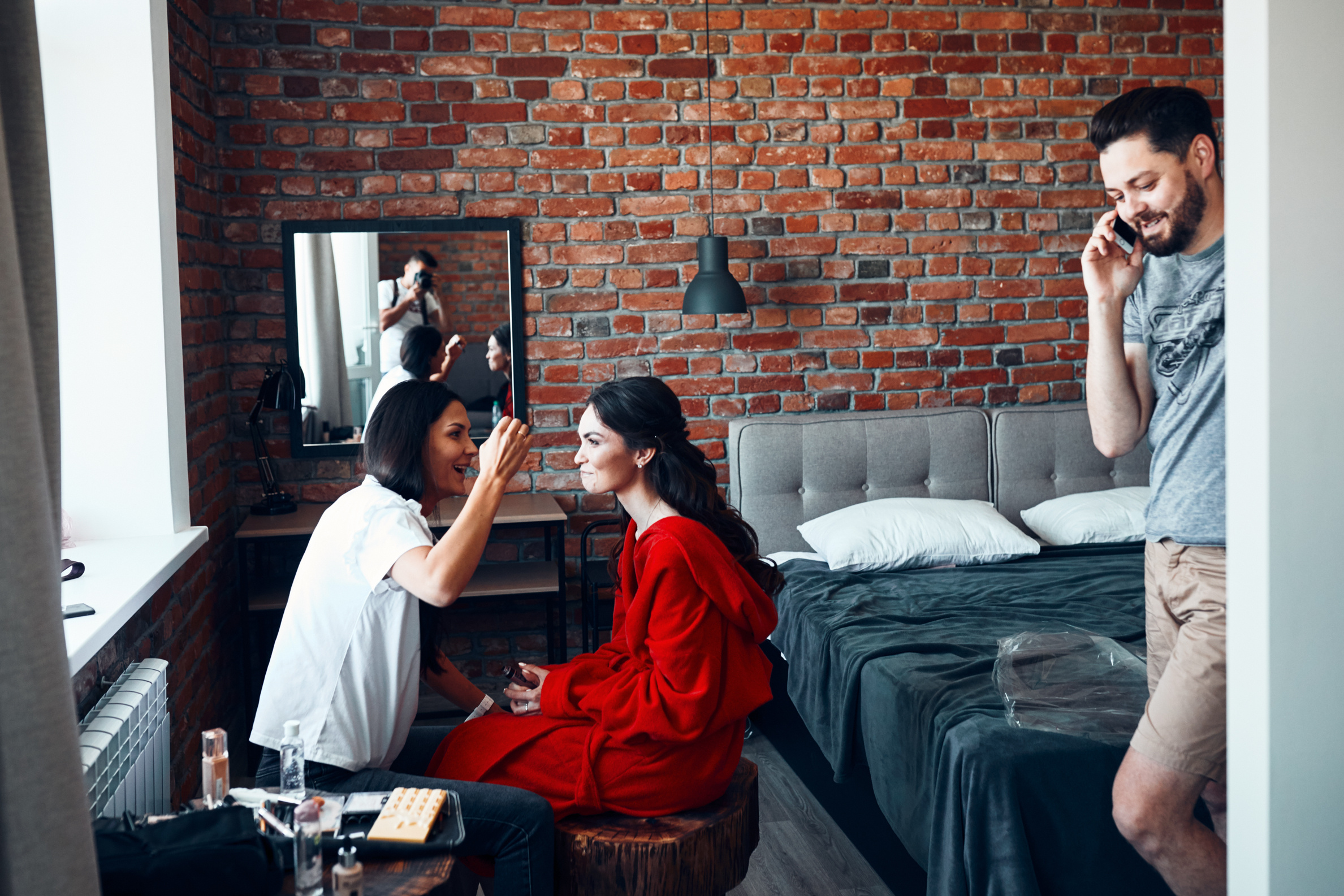 Невесте наносят макияж и делают прическу для свадебного дня