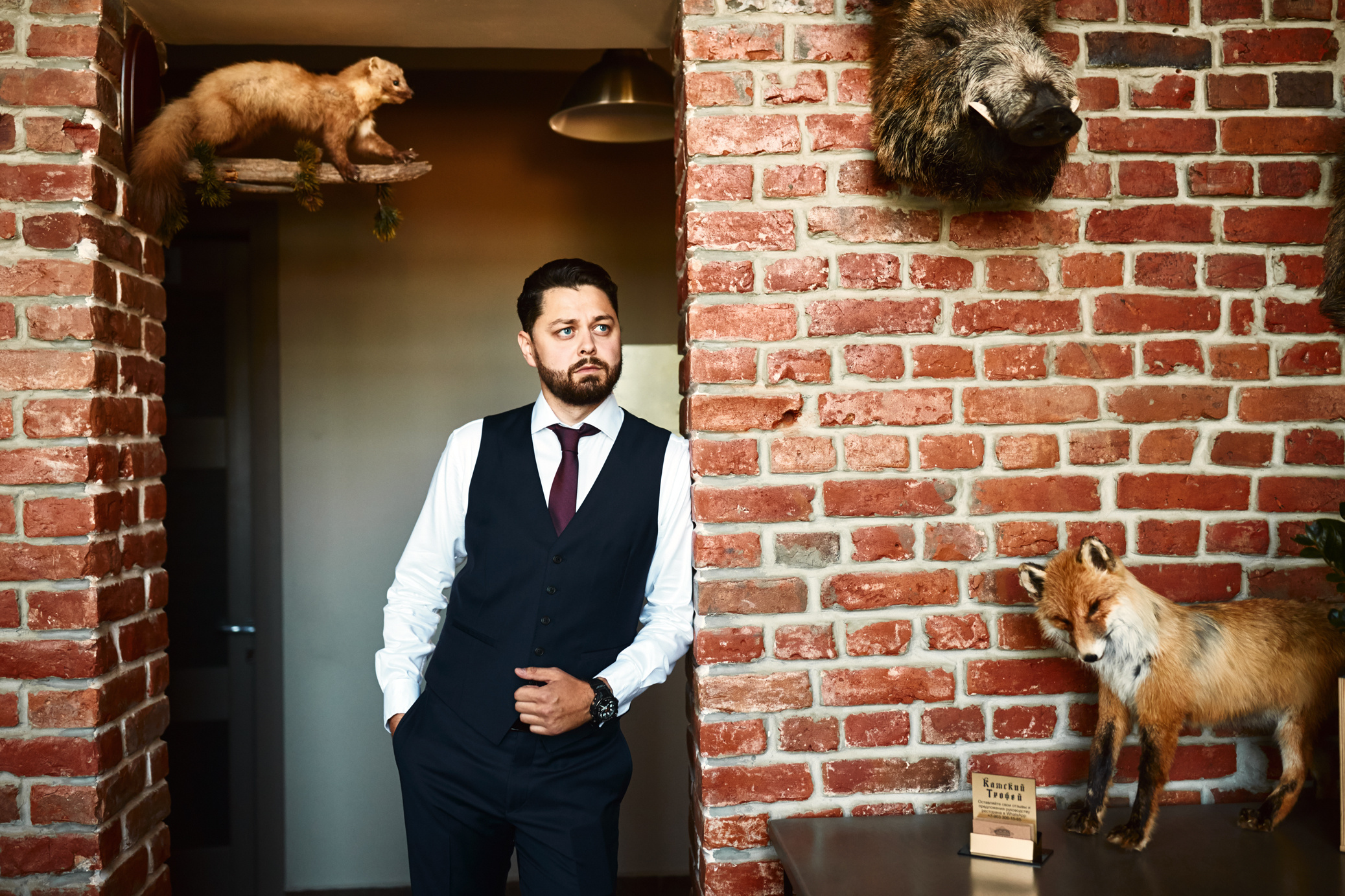 Портрет жениха в красивом интерьере