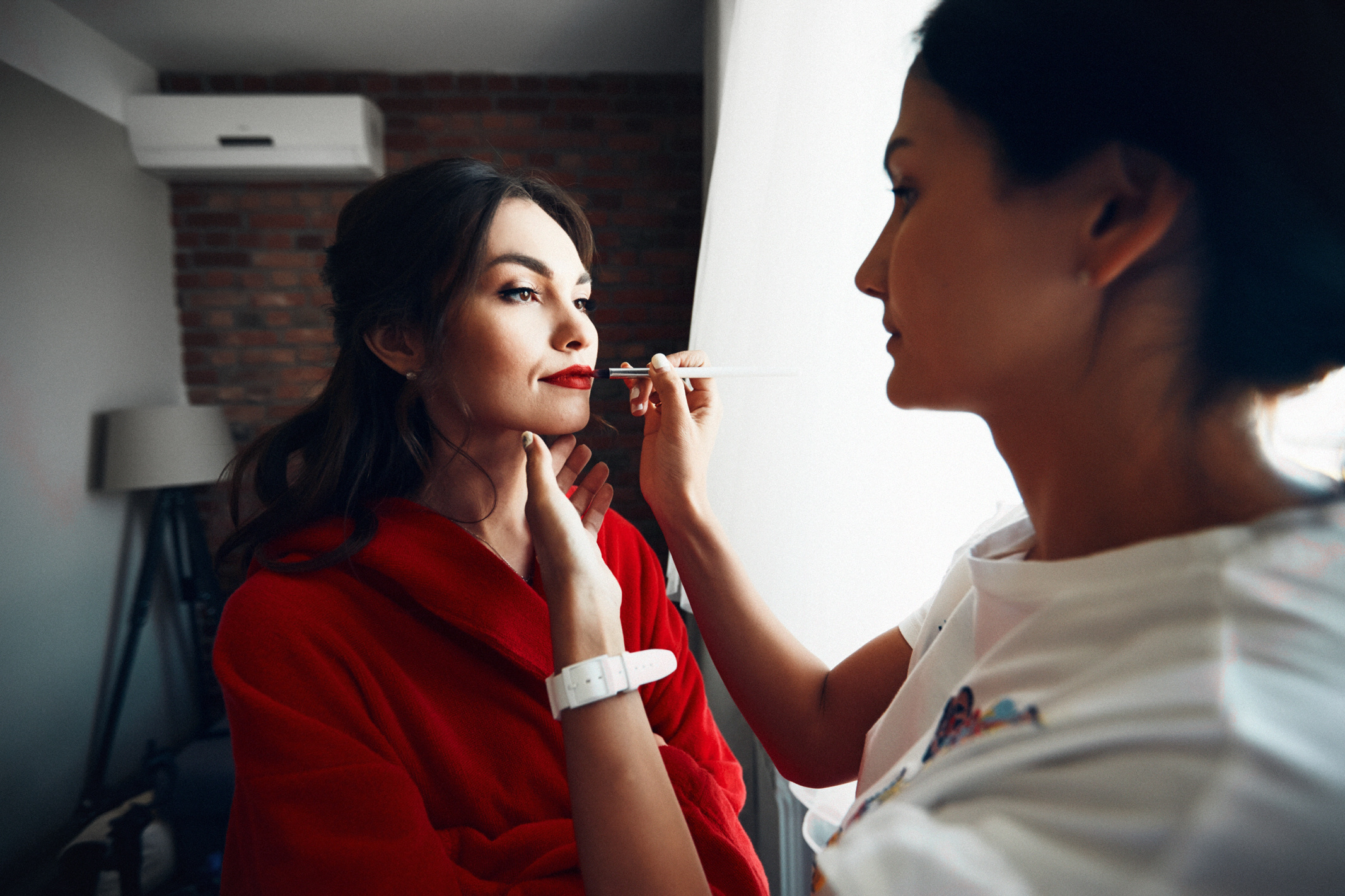 Невесту красят и делают укладку в номере гостиницы