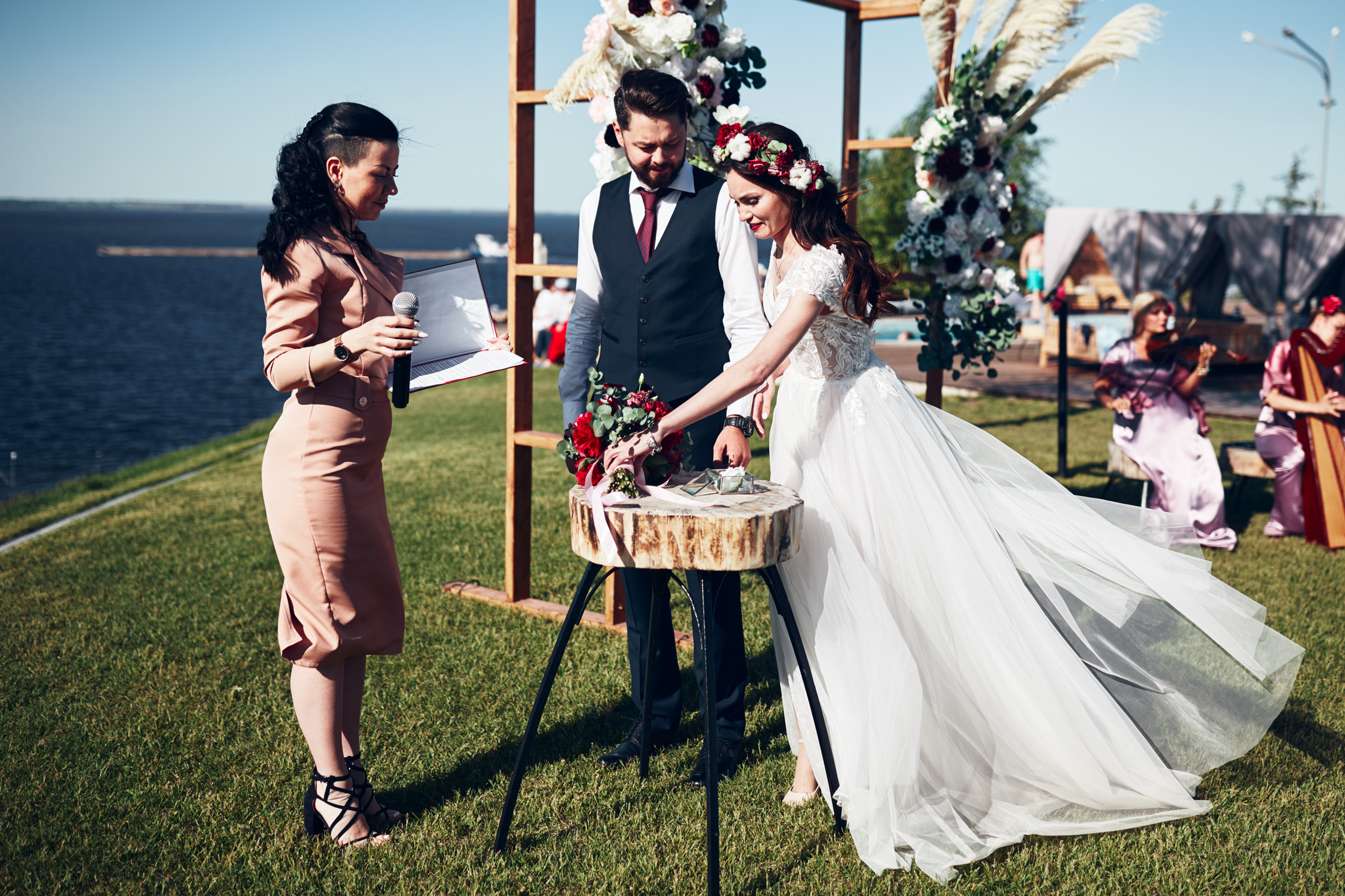 Жених и невеста обмениваются свадебными кольцами на выездной регистрации