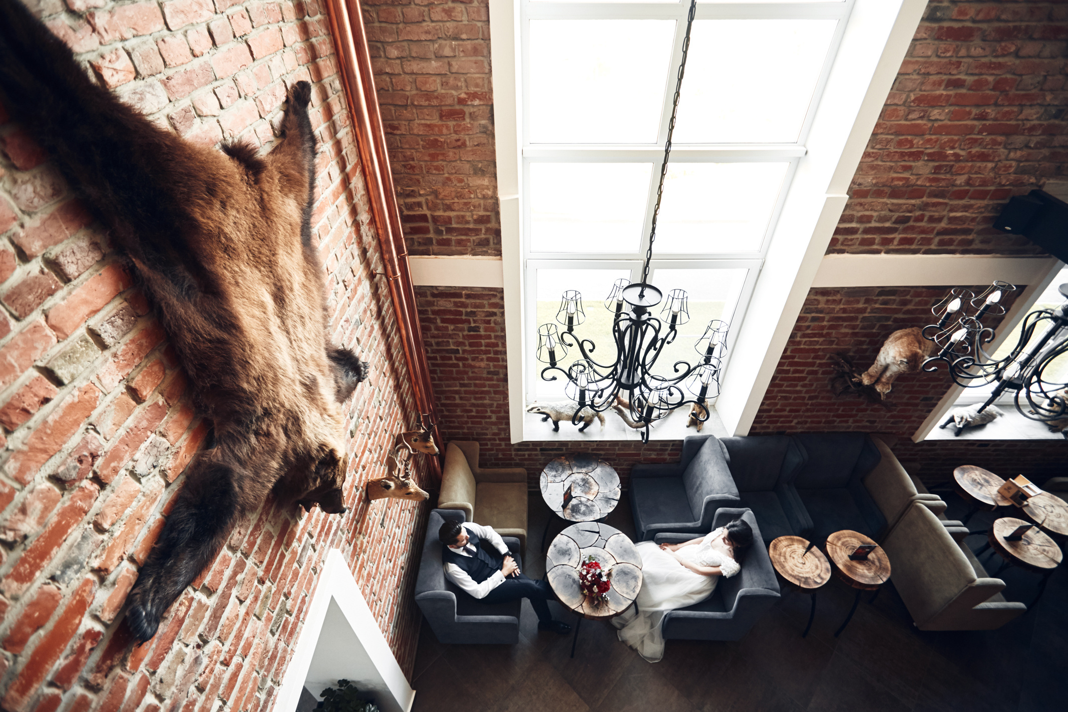 Жених и невеста сидят за столом 