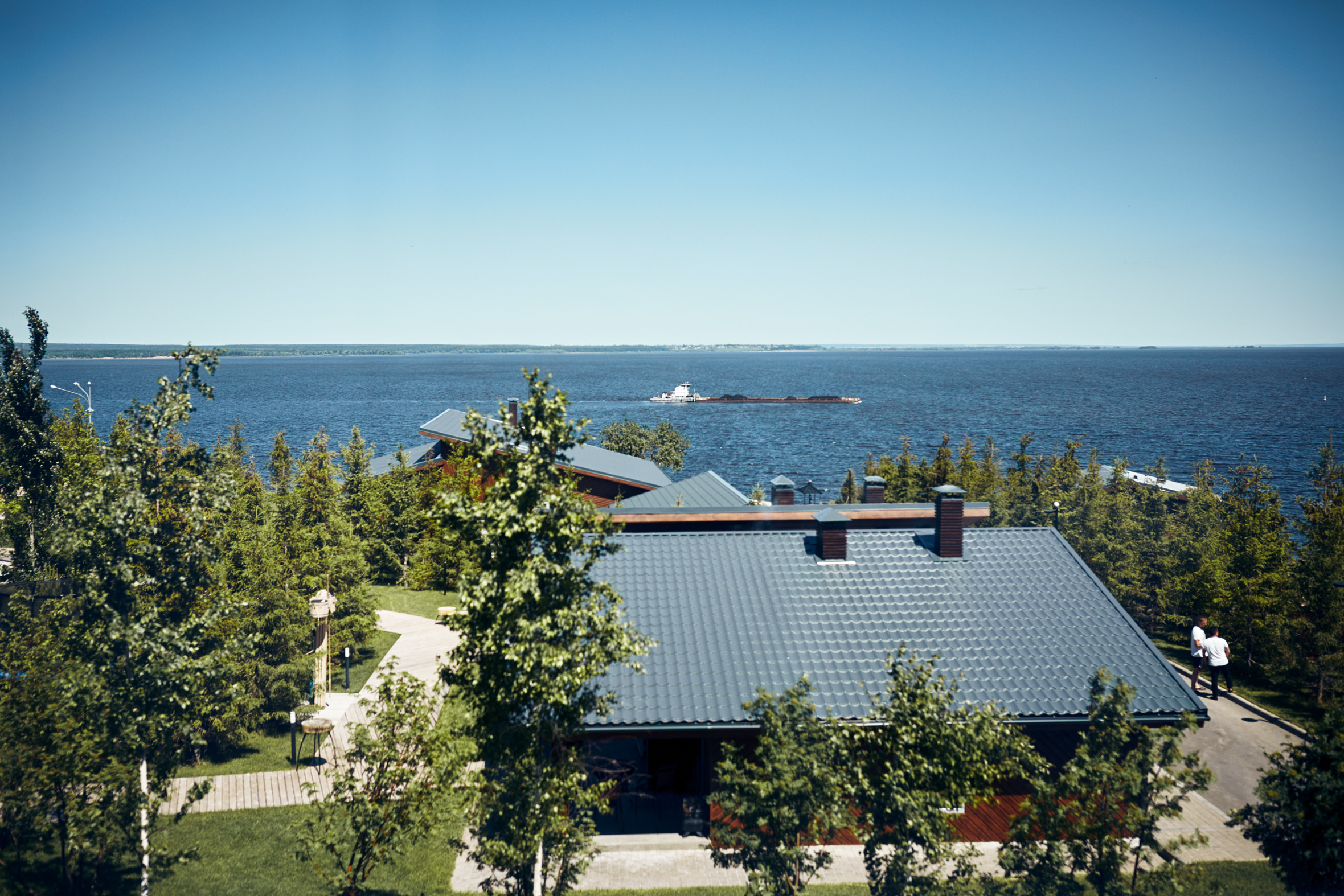 Красивый вид из окна номера в гостинице где проводят сборы невесты