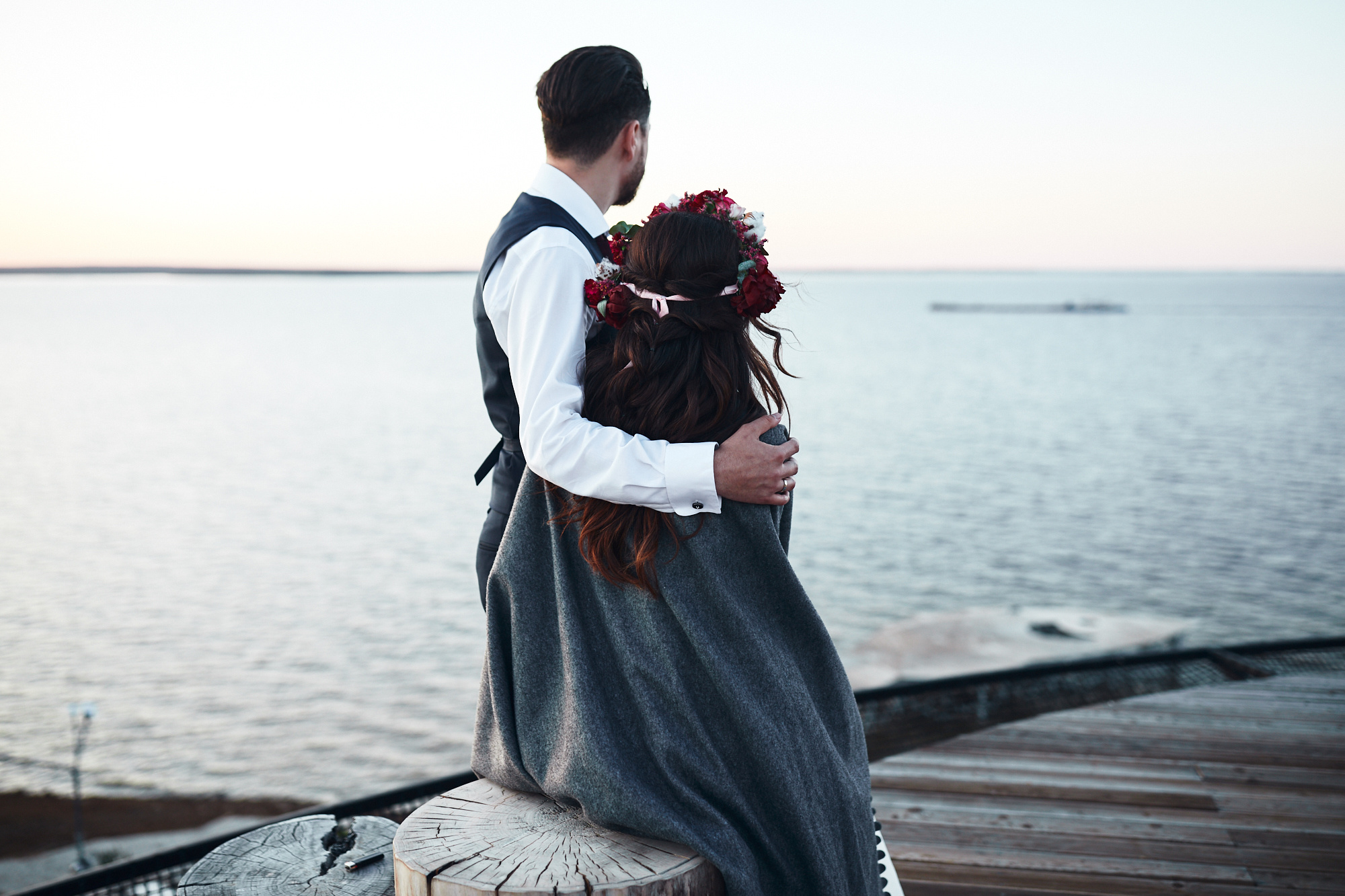 Жених и невеста любуются видом моря на свадьбе