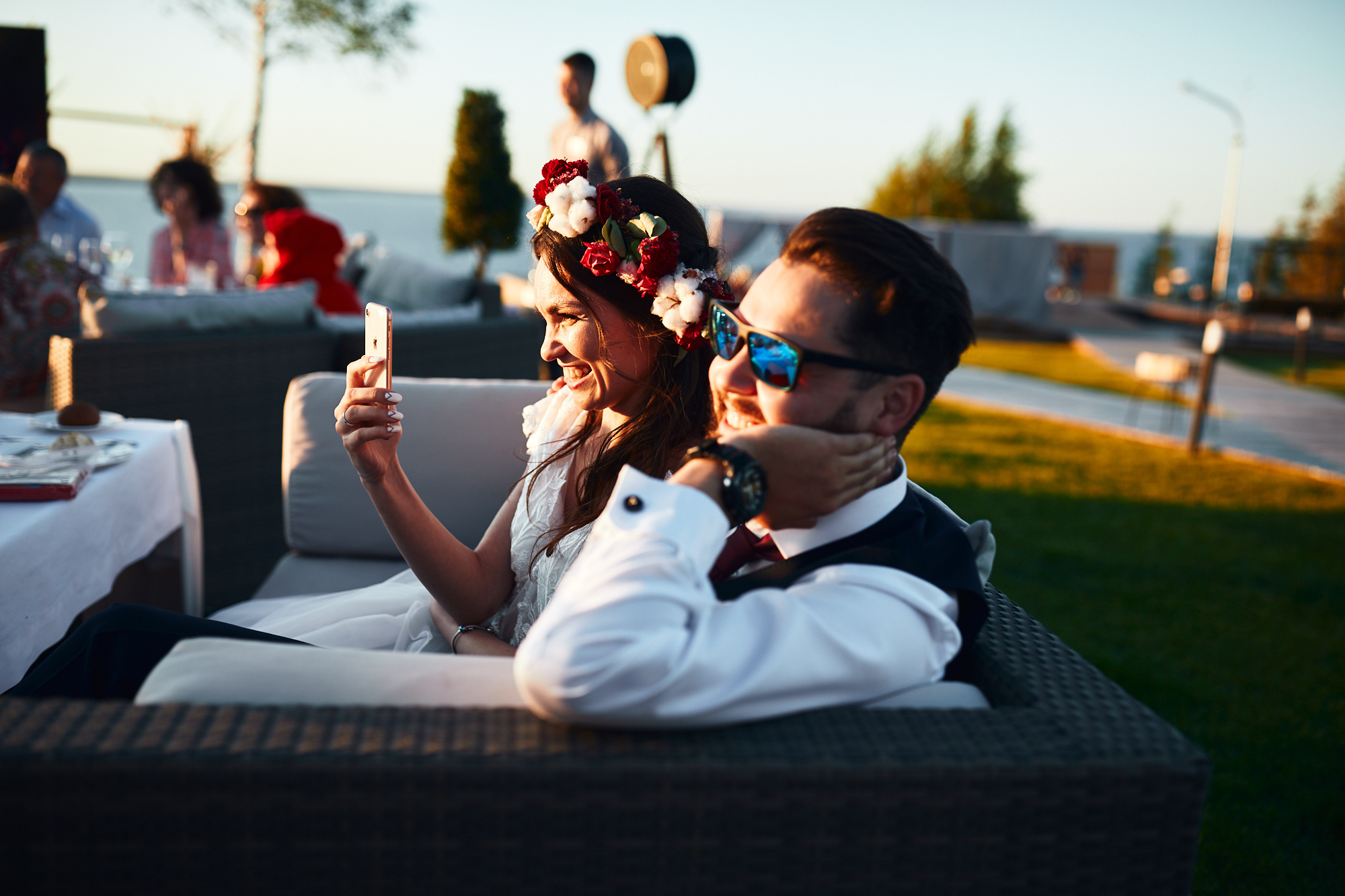 Жених и невеста на свадьбе