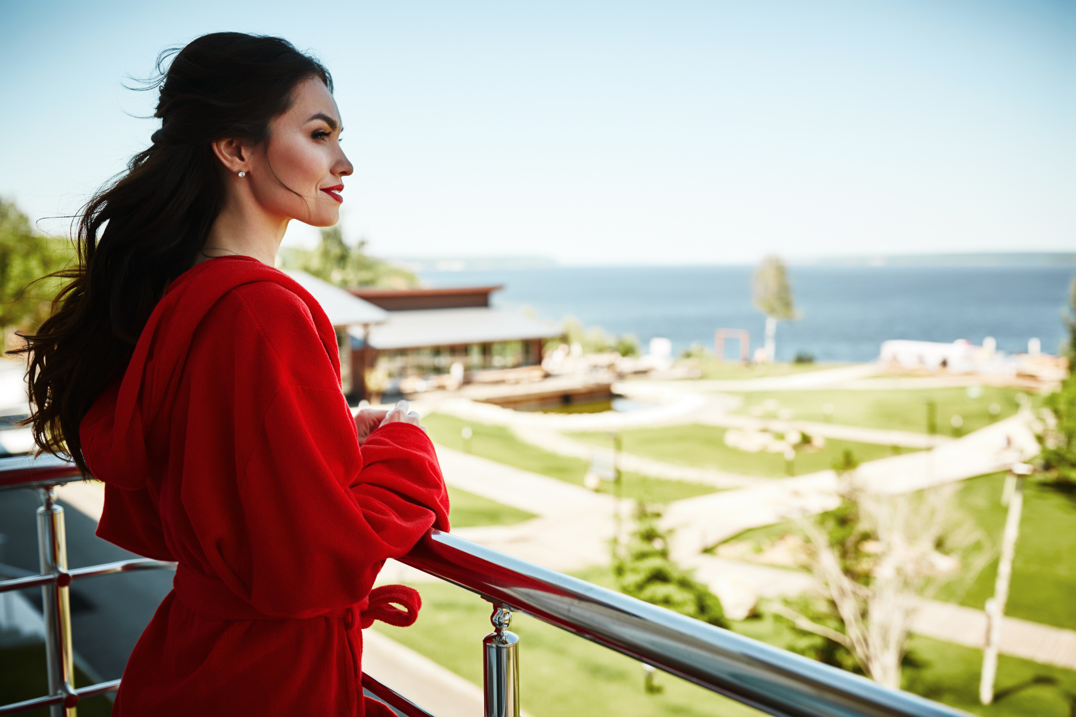 Невеста смотрит на красивый вид из номера отеля