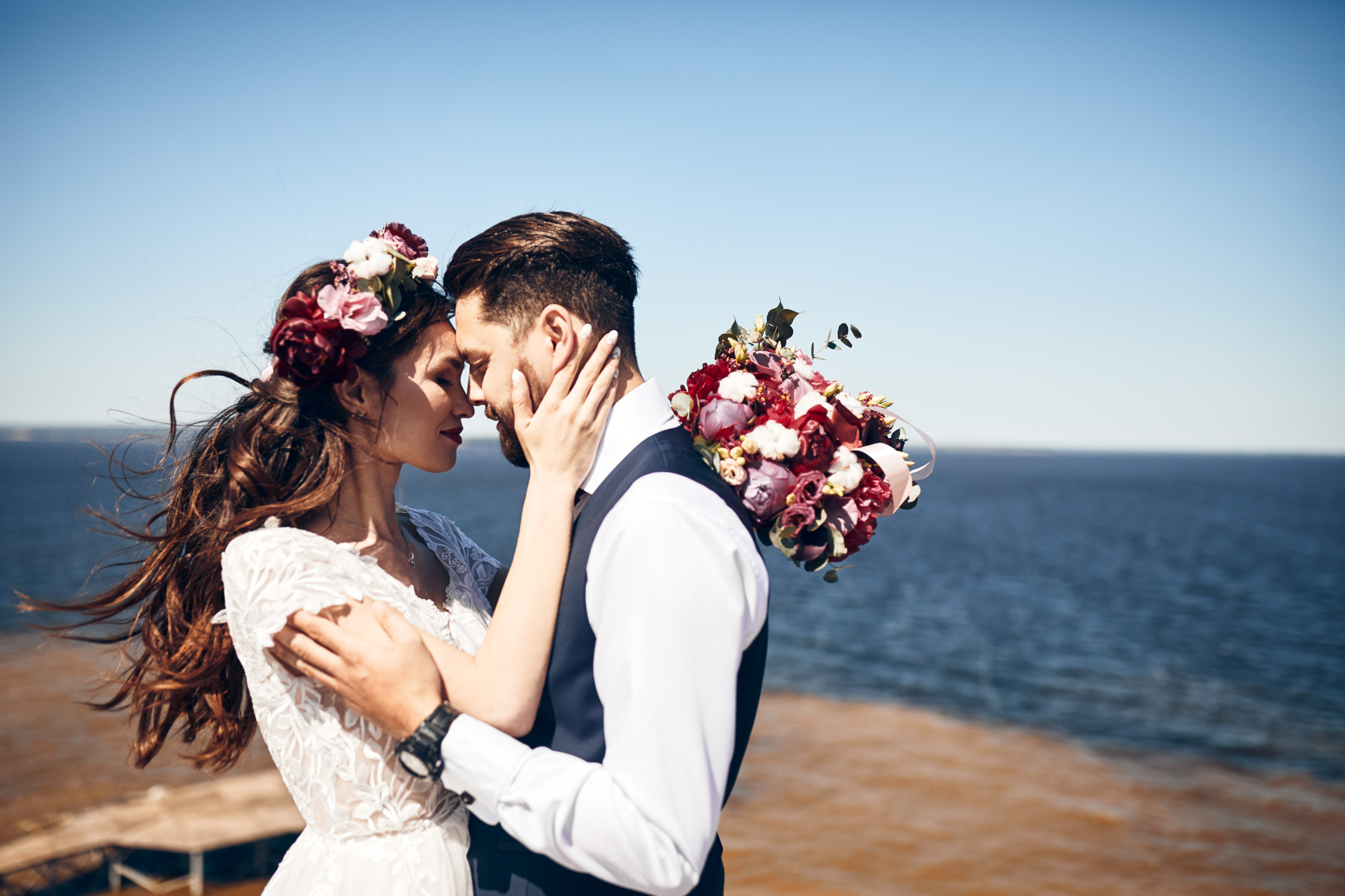 Жених и невеста позируют