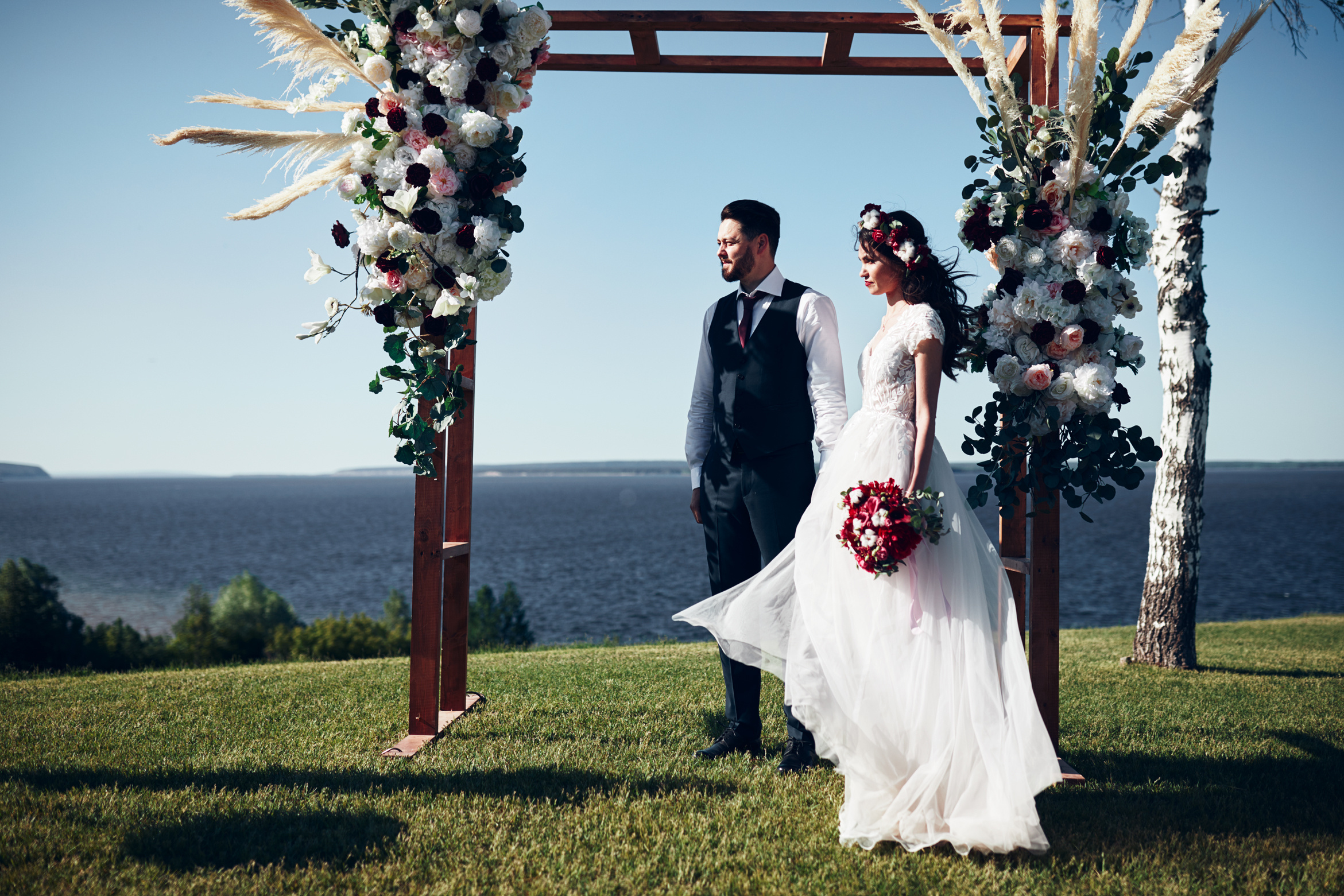 Жених и невеста на свадебной церемонии выездной регистрации