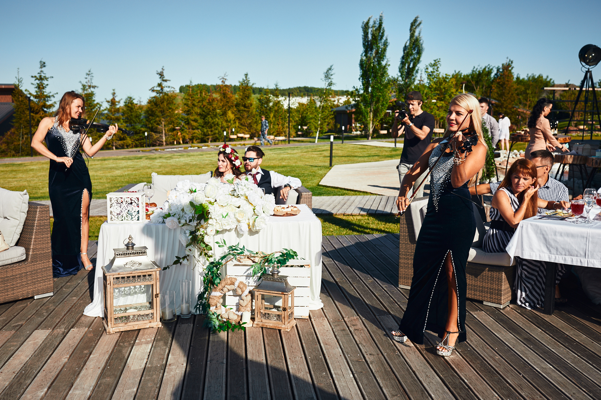 Жених и невеста на свадьбе