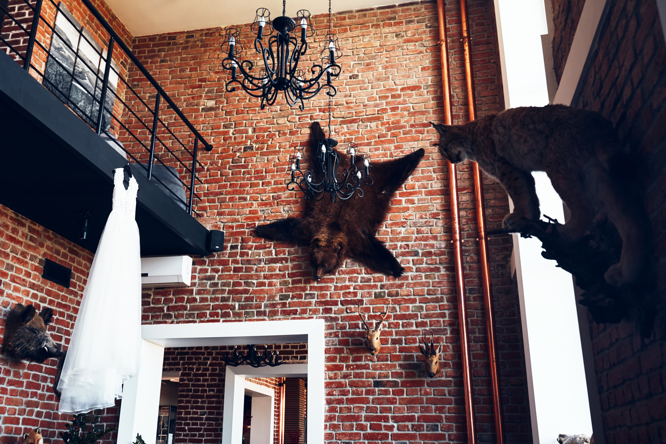 Фотография свадебного платья в интерьере