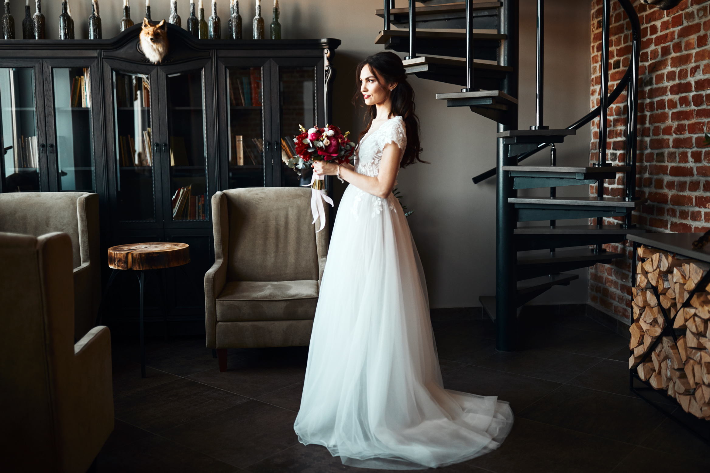 Красивая невеста позирует в интерьере