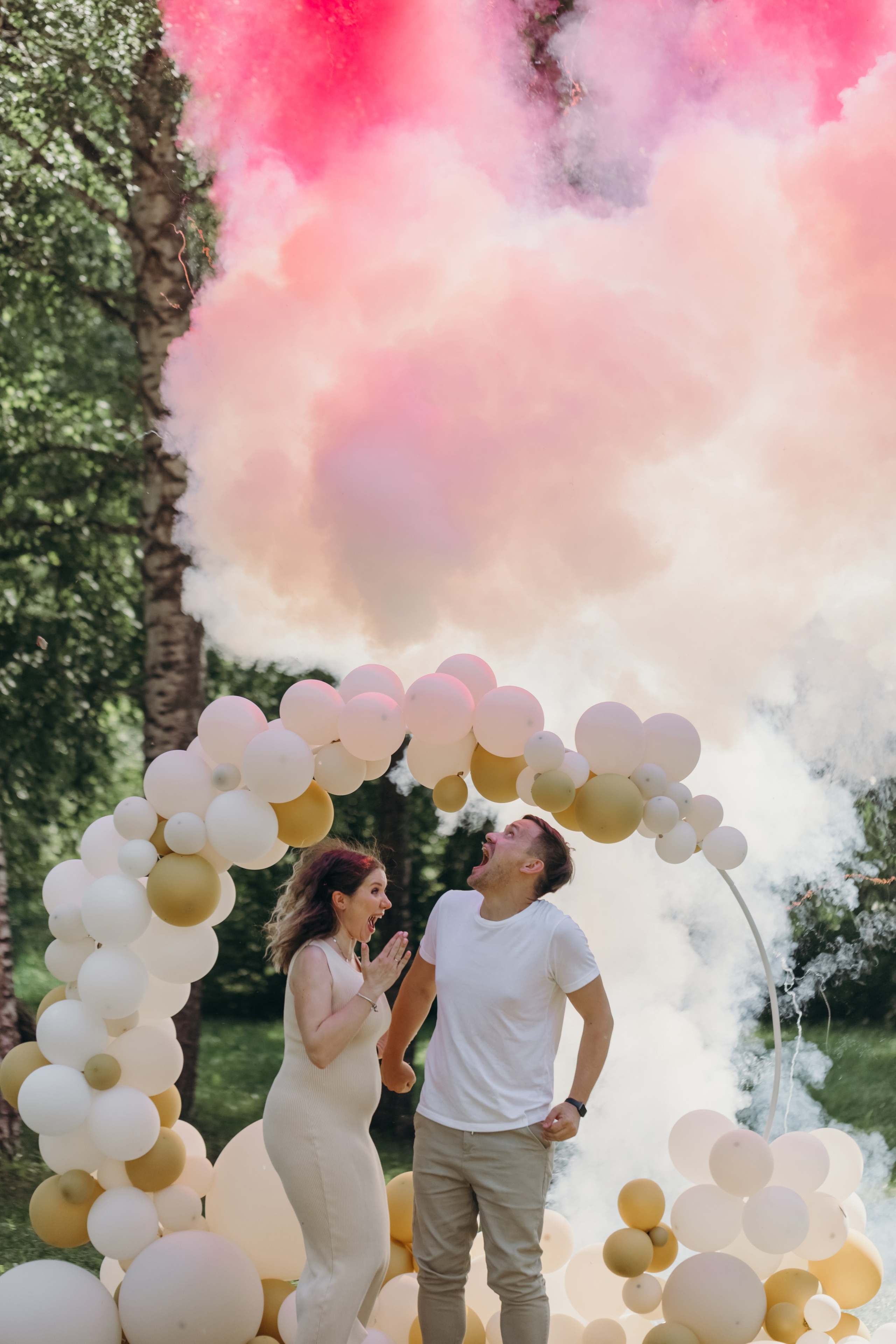 Парень и девушка узнали пол ребенка и радуются на гендер-пати