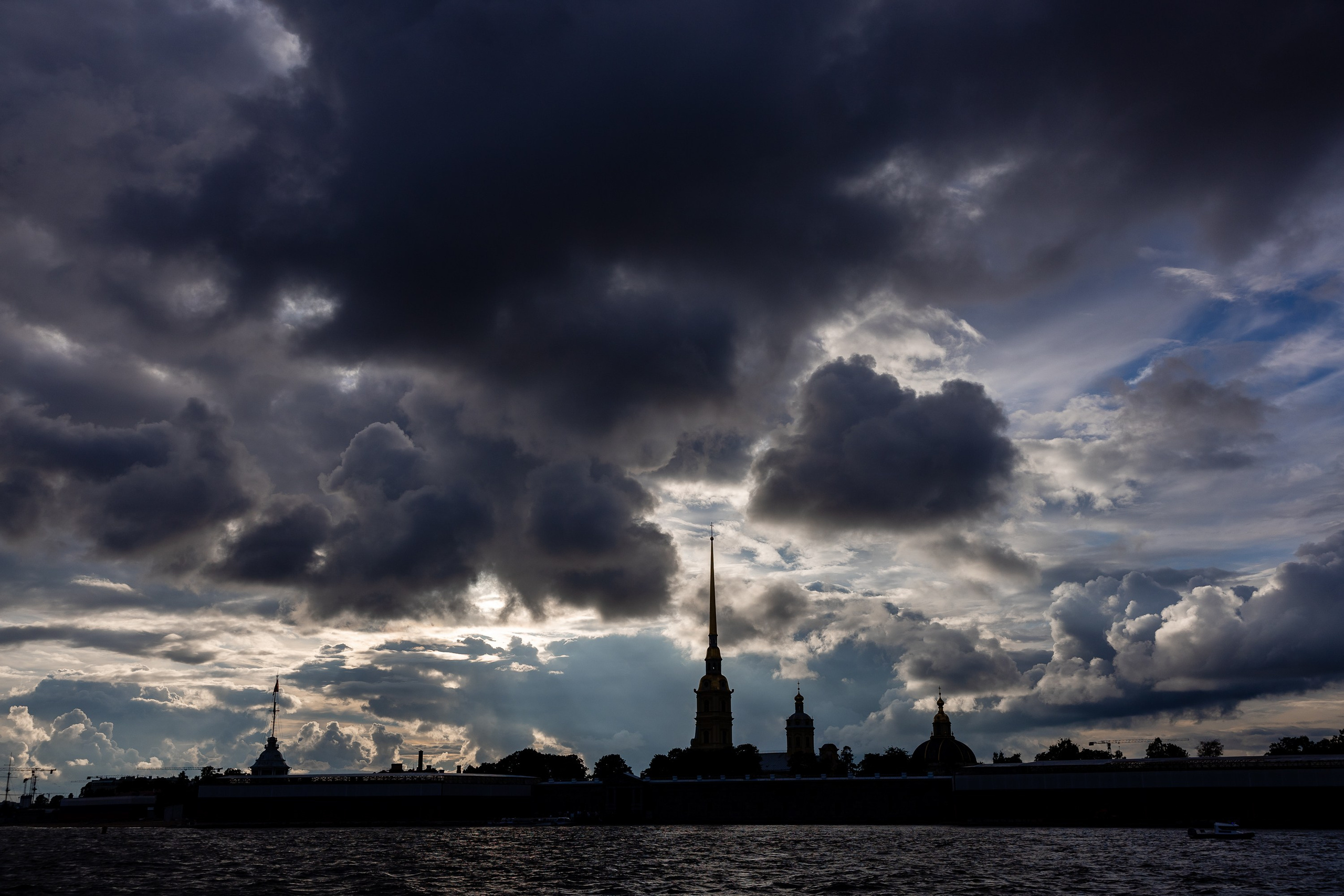 Фотография закатного неба с тучами на Неве
