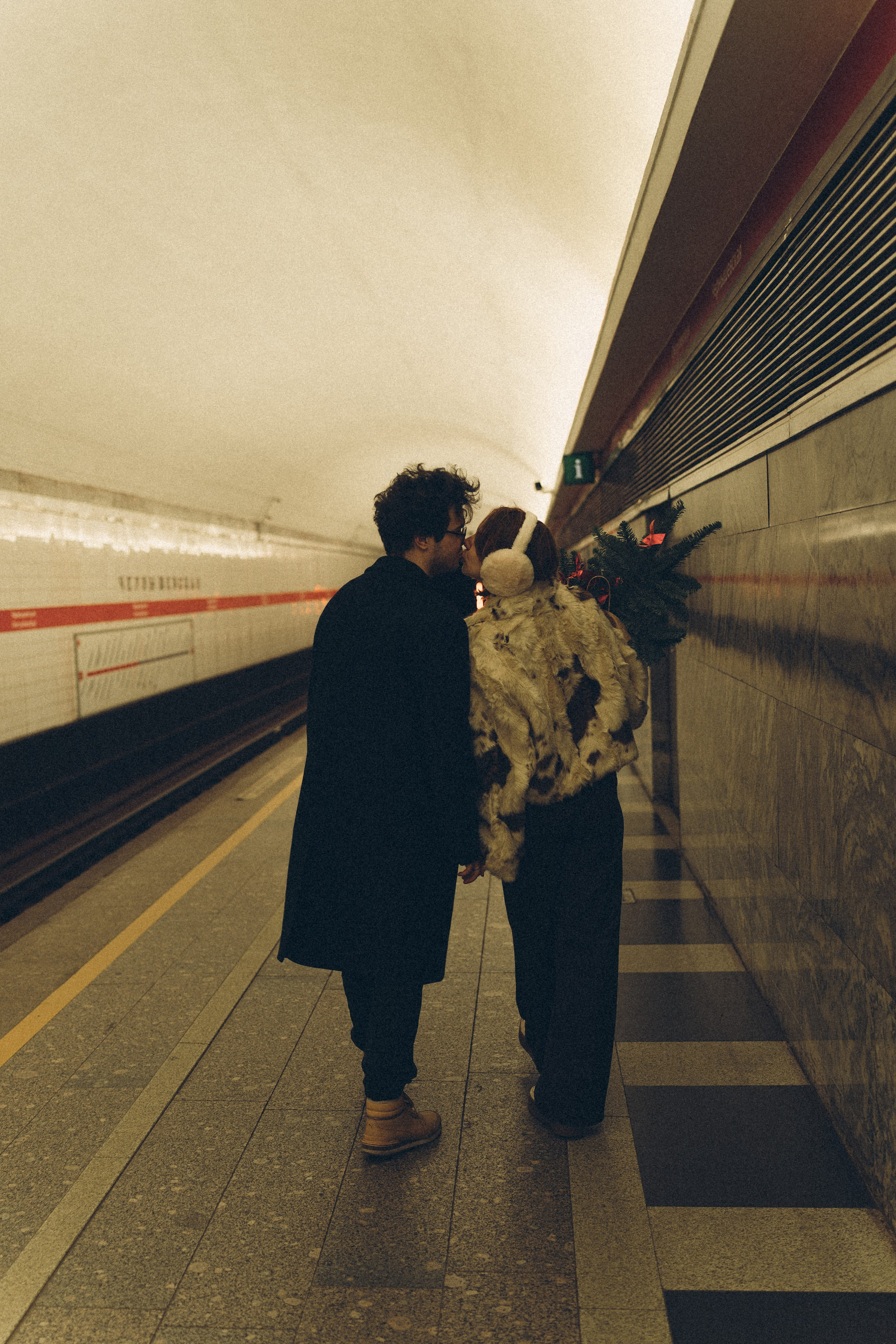 НОВОГОДНЯЯ ФОТОСЕСИИЯ ПАРЫ В МЕТРО ЛЮБОВЬ. Профессиональный фотограф, Санкт-Петербург — Виктория Богомолова