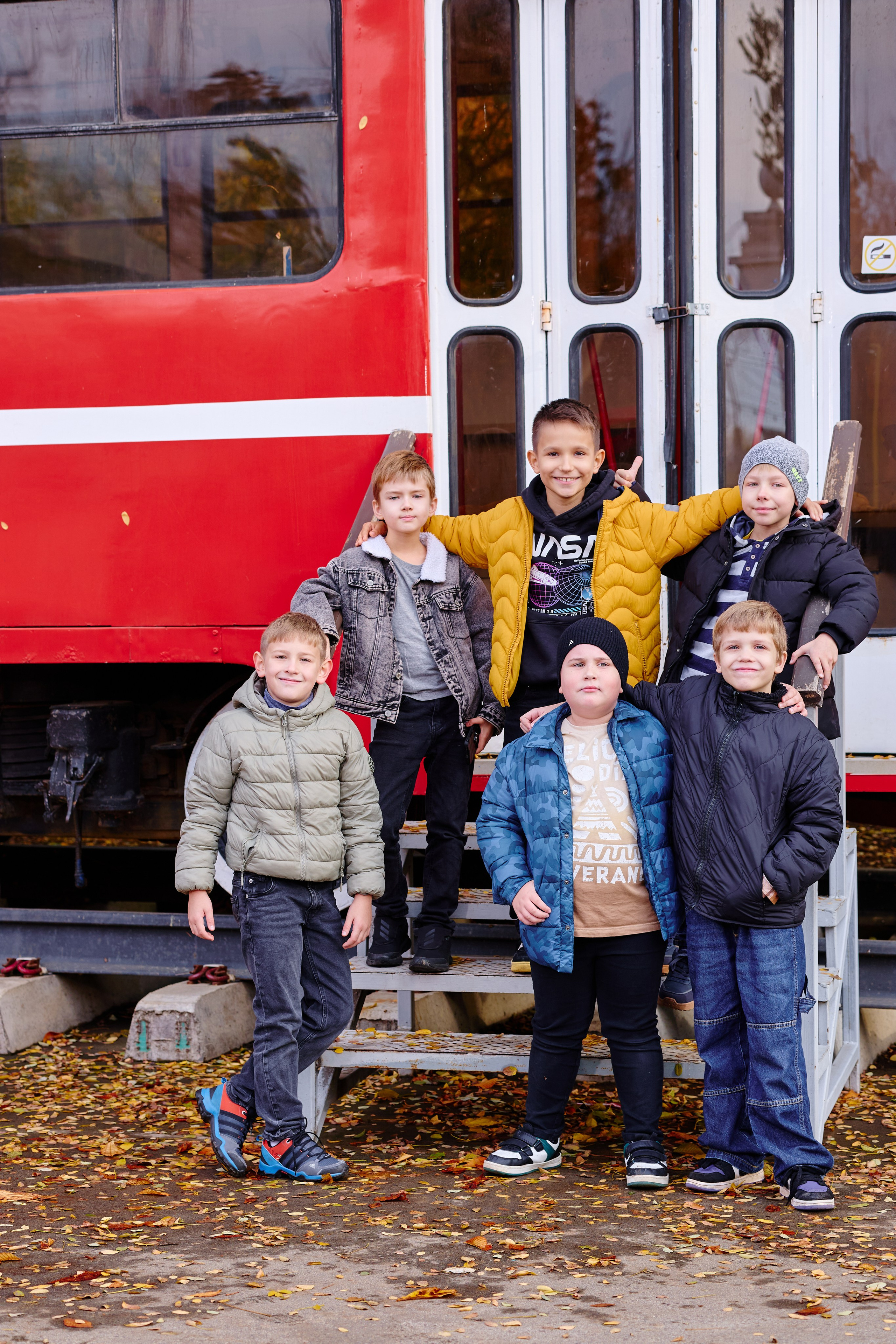 Прогулка в парке классом. Фотограф Выпускные альбомы Таганрог Сергей Коробченко