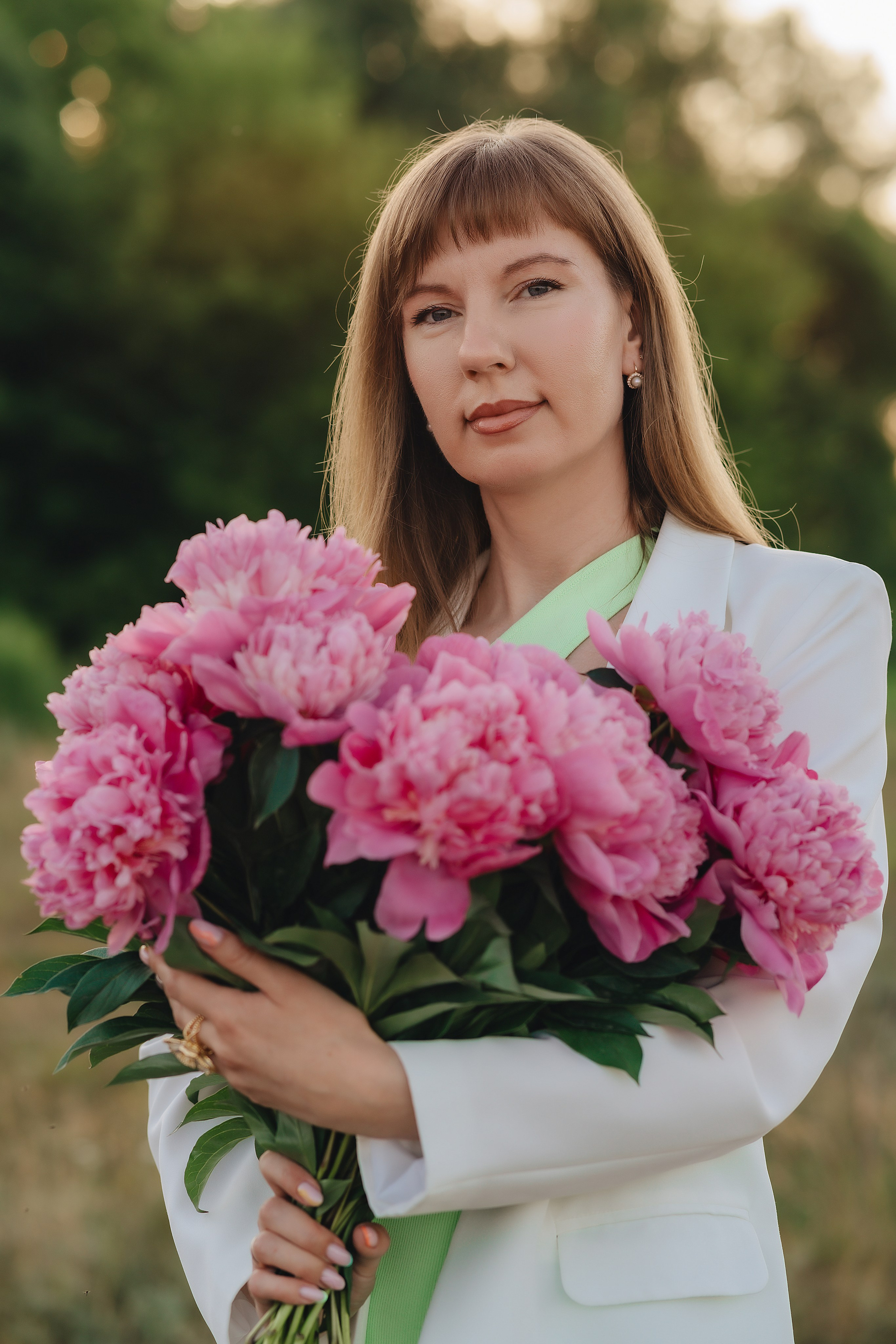 Анастасия | Съемка на закате с букетом пионов. Фотограф Карина Шмулёва. Воронеж и область