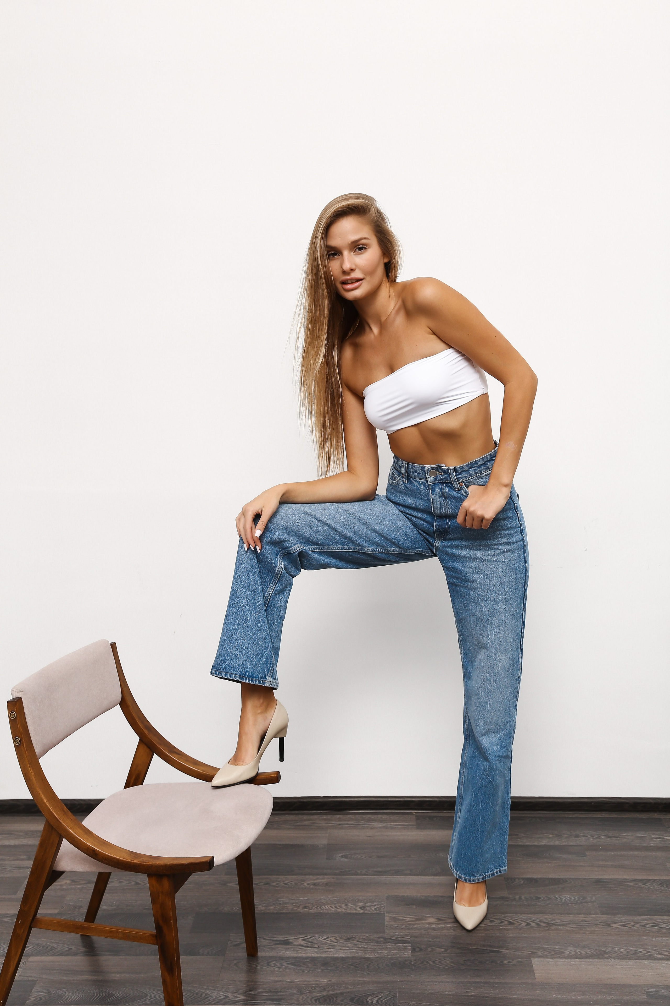 модельные тесты, fashion фотография, модель, white tank top, майка алкоголичка, джинсы, casual, casual style, белый фон, модельное агентство, портфолио модели, модельный бизнес, типож, fashion, beauty, fashion portrait, fashion photo, girl, jeans, model tests, casual photography, casual wear