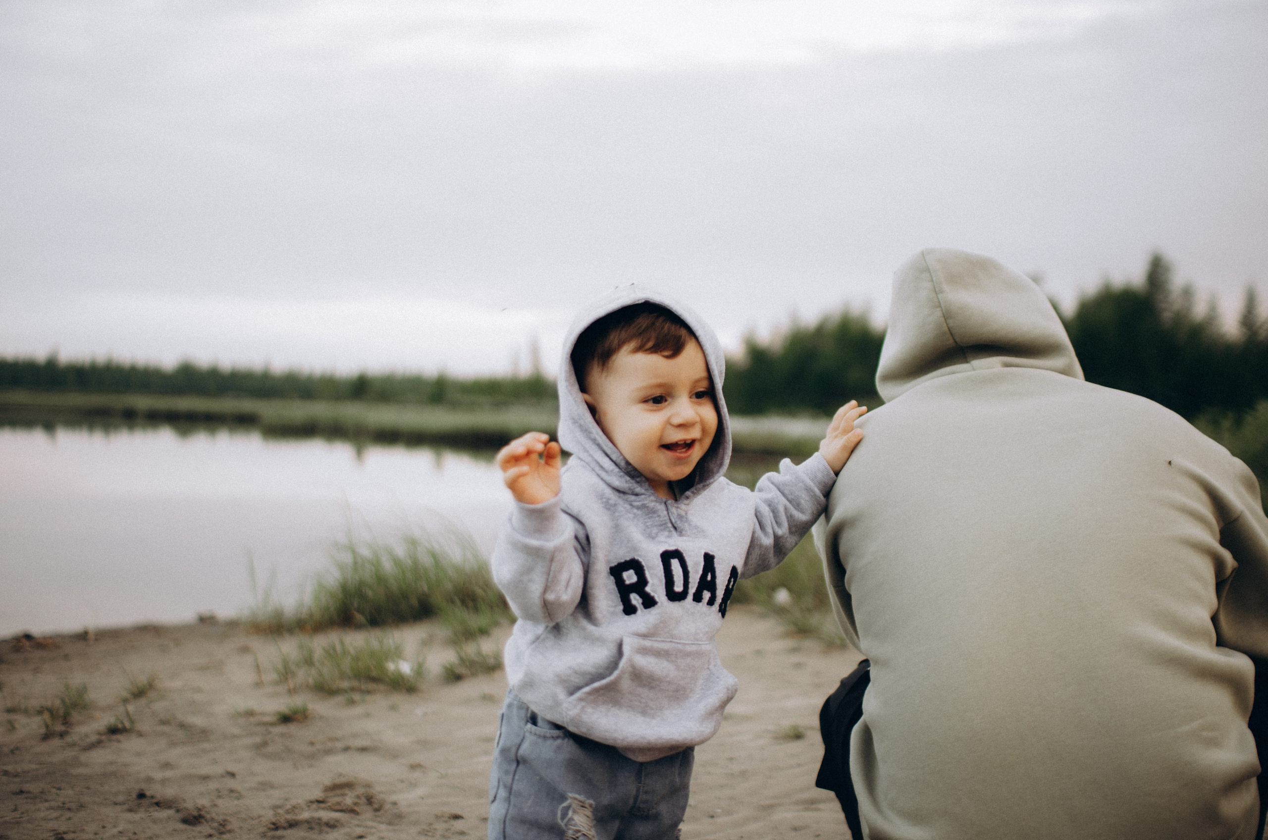 Адам с папой на пляже